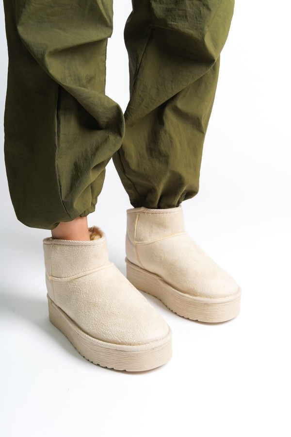 AMELIA Bağcıksız Düz ve Kalın Taban İçi Kürklü Kısa Süet Kadın Bot  SKT - Krem