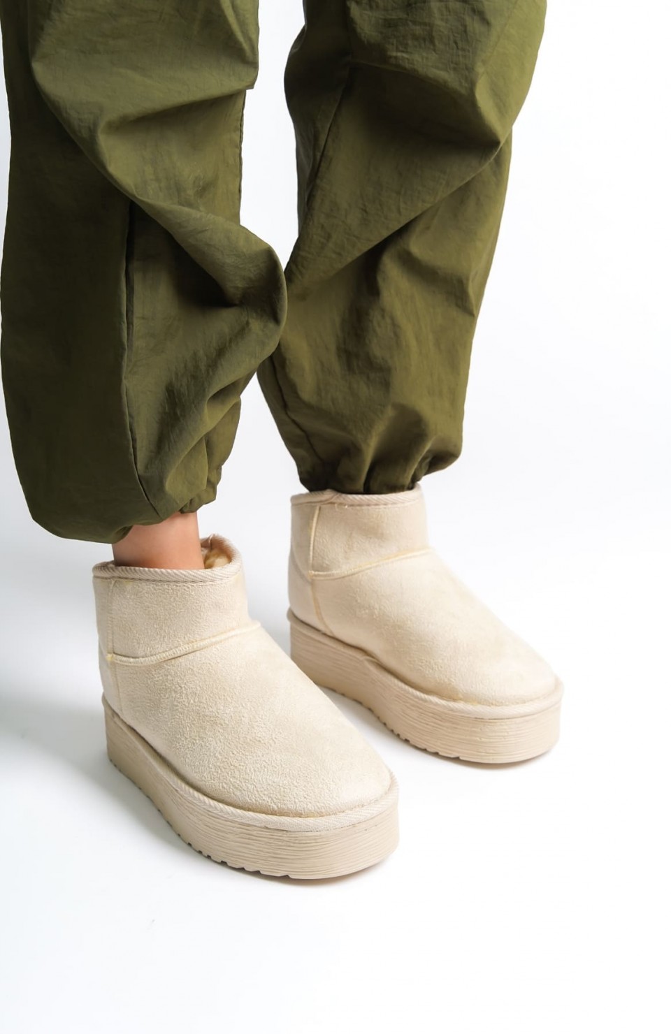 AMELIA Bağcıksız Düz ve Kalın Taban İçi Kürklü Kısa Süet Kadın Bot  SKT - Krem