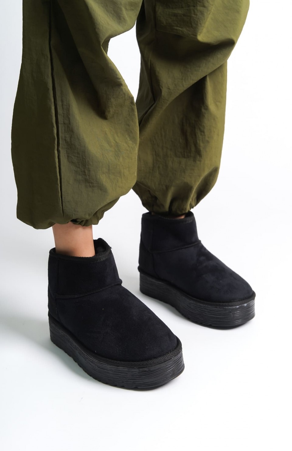 AMELIA Bağcıksız Düz ve Kalın Taban İçi Kürklü Kısa Süet Kadın Bot  SST - Siyah