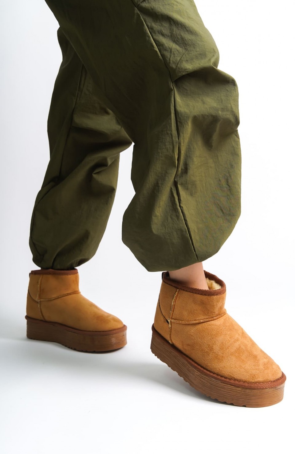 AMELIA Bağcıksız Düz ve Kalın Taban İçi Kürklü Kısa Süet Kadın Bot  STT - Taba