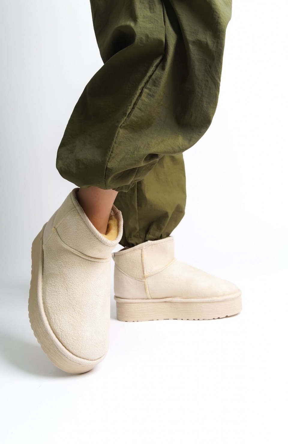 AMELIA Bağcıksız Düz ve Kalın Taban İçi Kürklü Kısa Süet Kadın Bot  SKT - Krem