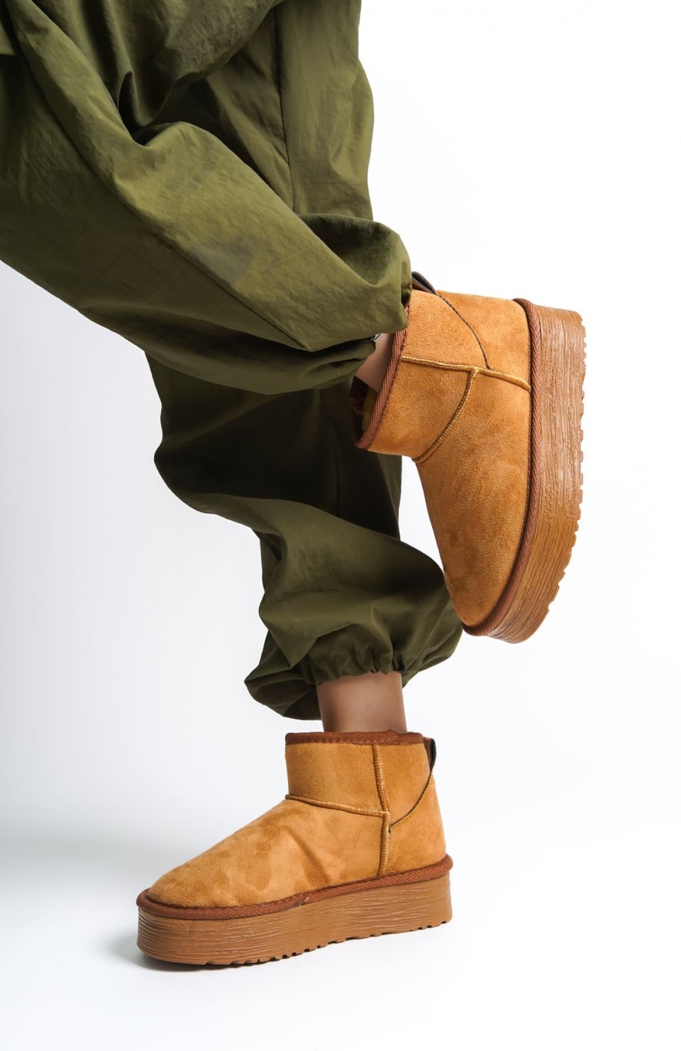 AMELIA Bağcıksız Düz ve Kalın Taban İçi Kürklü Kısa Süet Kadın Bot  STT - Taba