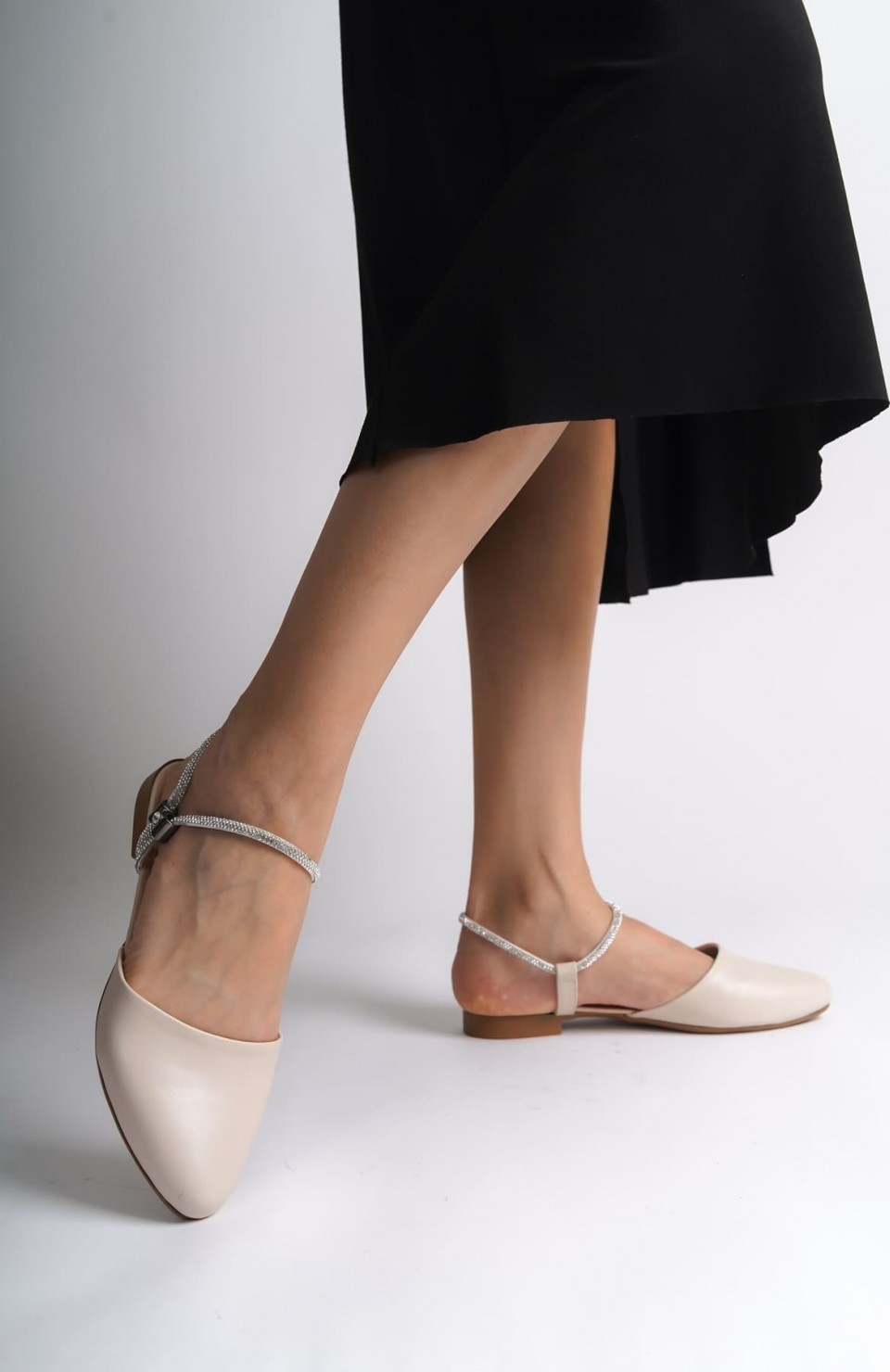 ARIANA Lastikli Ortopedik Rahat Taban Bilekten Taş Detaylı Kadın Babet Ayakkabı  CKT - Krem