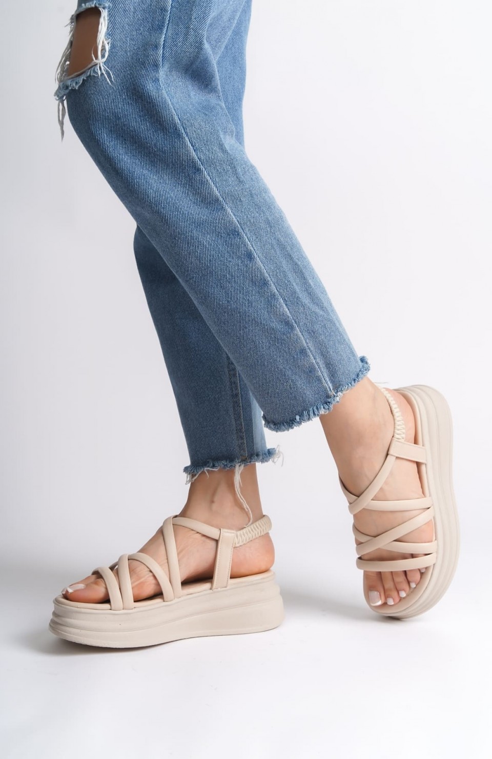 BELLA Lastikli Şerit Detaylı Ortopedik Taban Kadın Sandalet CKT - Krem