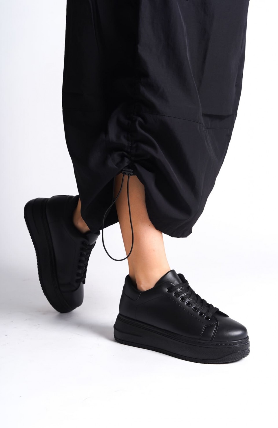 BIANA Bağcıklı Ortopedik Taban Kadın Sneaker Spor Ayakkabı CST - Siyah