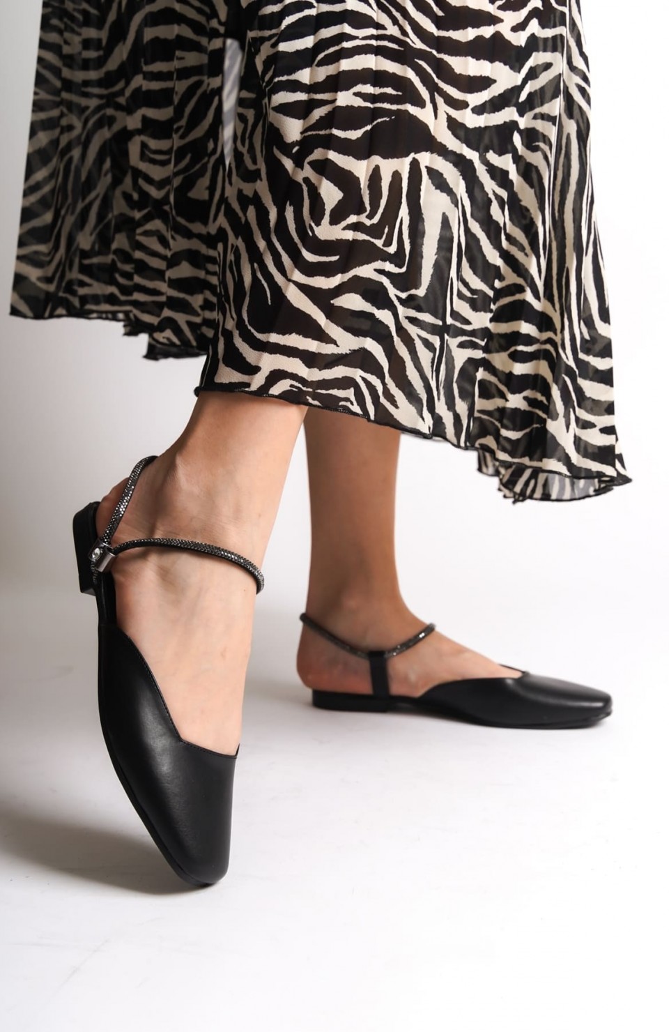 CAROLINE Lastikli Ortopedik Rahat Taban Bilekten Taş Detaylı Kadın Babet Ayakkabı  CST - Siyah