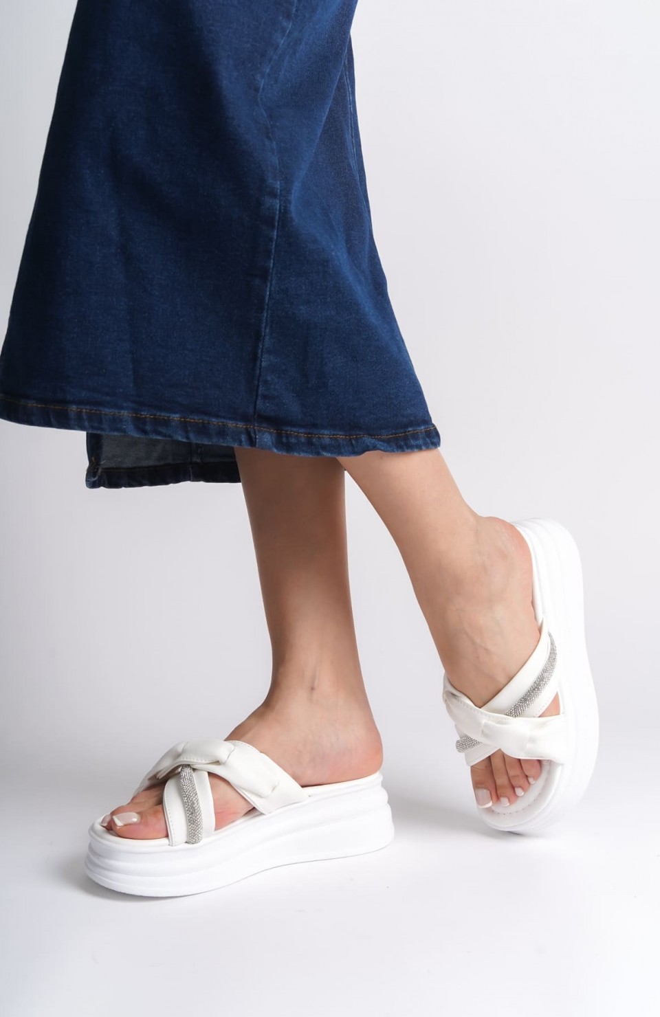 CLARA Düz Topuklu Kurdele Desenli Taşlı Kalın ve Ortopedik Taban Kadın Terlik  CBT - Beyaz