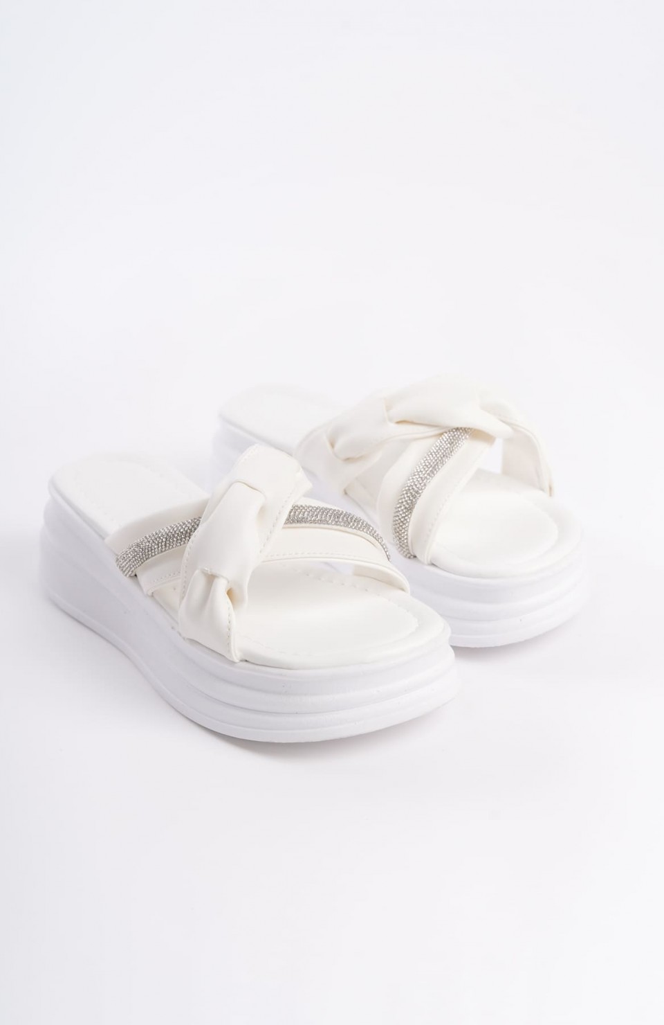 CLARA Düz Topuklu Kurdele Desenli Taşlı Kalın ve Ortopedik Taban Kadın Terlik  CBT - Beyaz