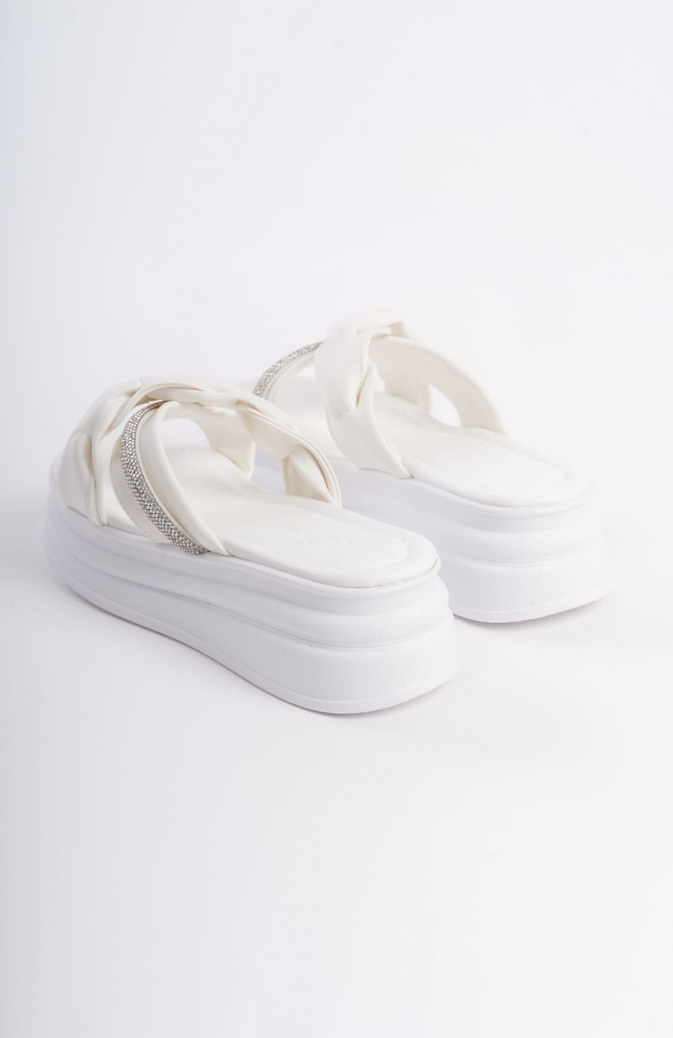 CLARA Düz Topuklu Kurdele Desenli Taşlı Kalın ve Ortopedik Taban Kadın Terlik  CBT - Beyaz