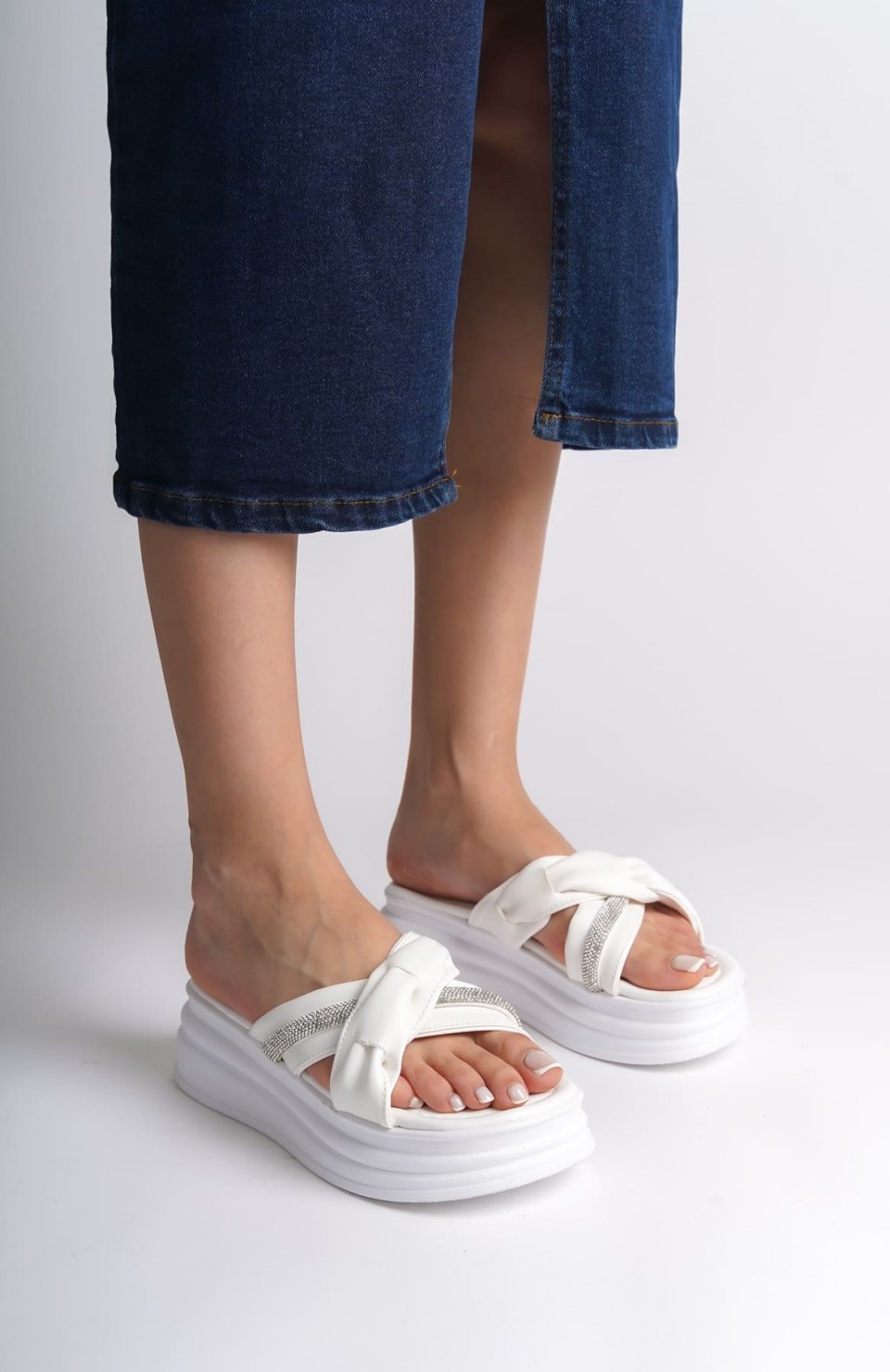 CLARA Düz Topuklu Kurdele Desenli Taşlı Kalın ve Ortopedik Taban Kadın Terlik  CBT - Beyaz
