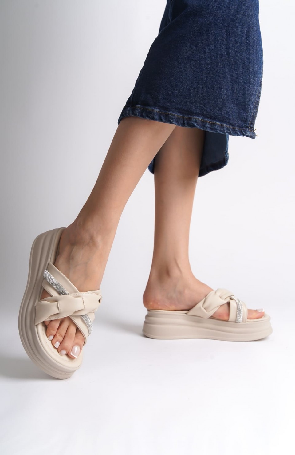 CLARA Düz Topuklu Kurdele Desenli Taşlı Kalın ve Ortopedik Taban Kadın Terlik  CKT - Krem