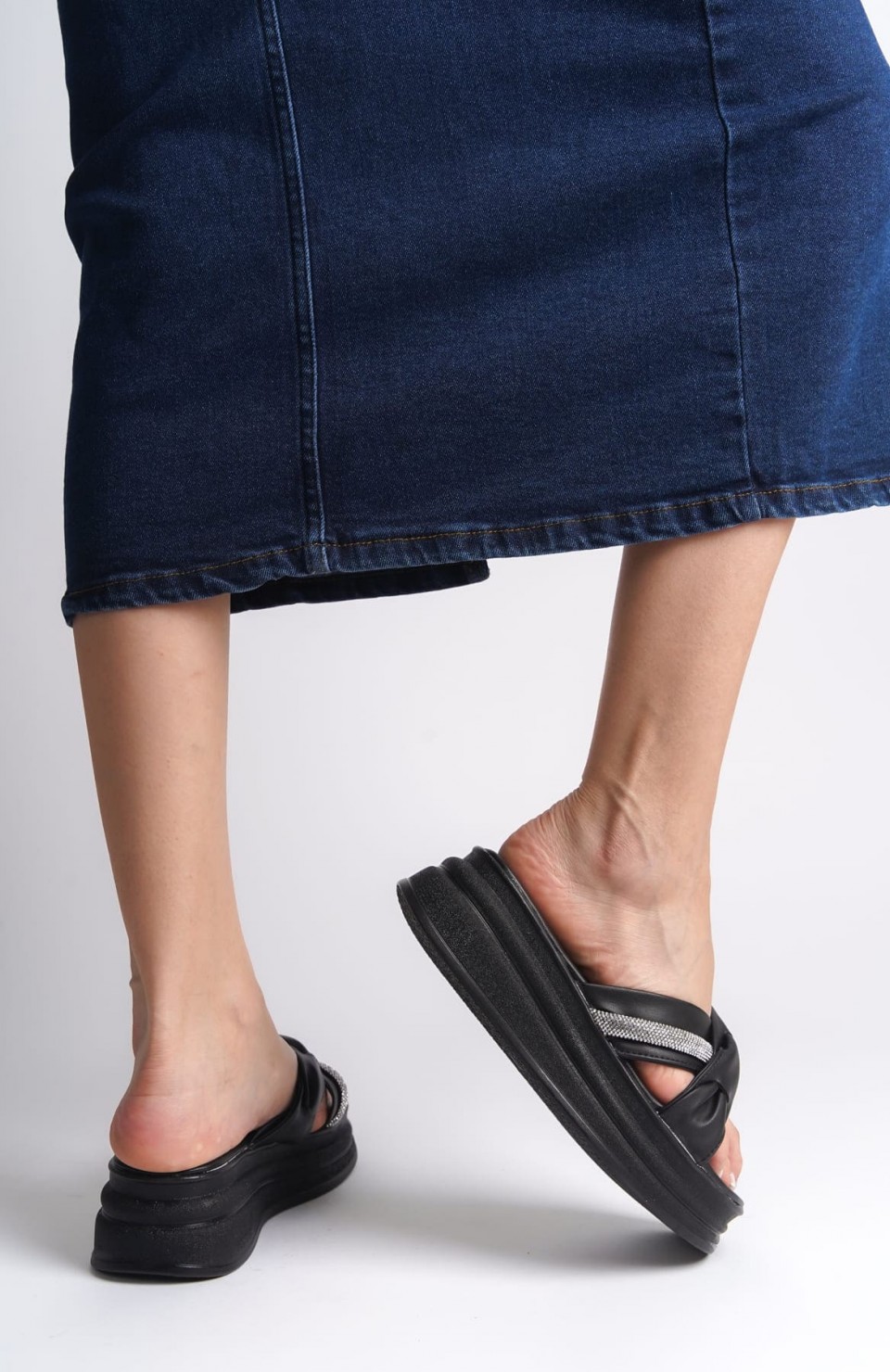 CLARA Düz Topuklu Kurdele Desenli Taşlı Kalın ve Ortopedik Taban Kadın Terlik  CST - Siyah