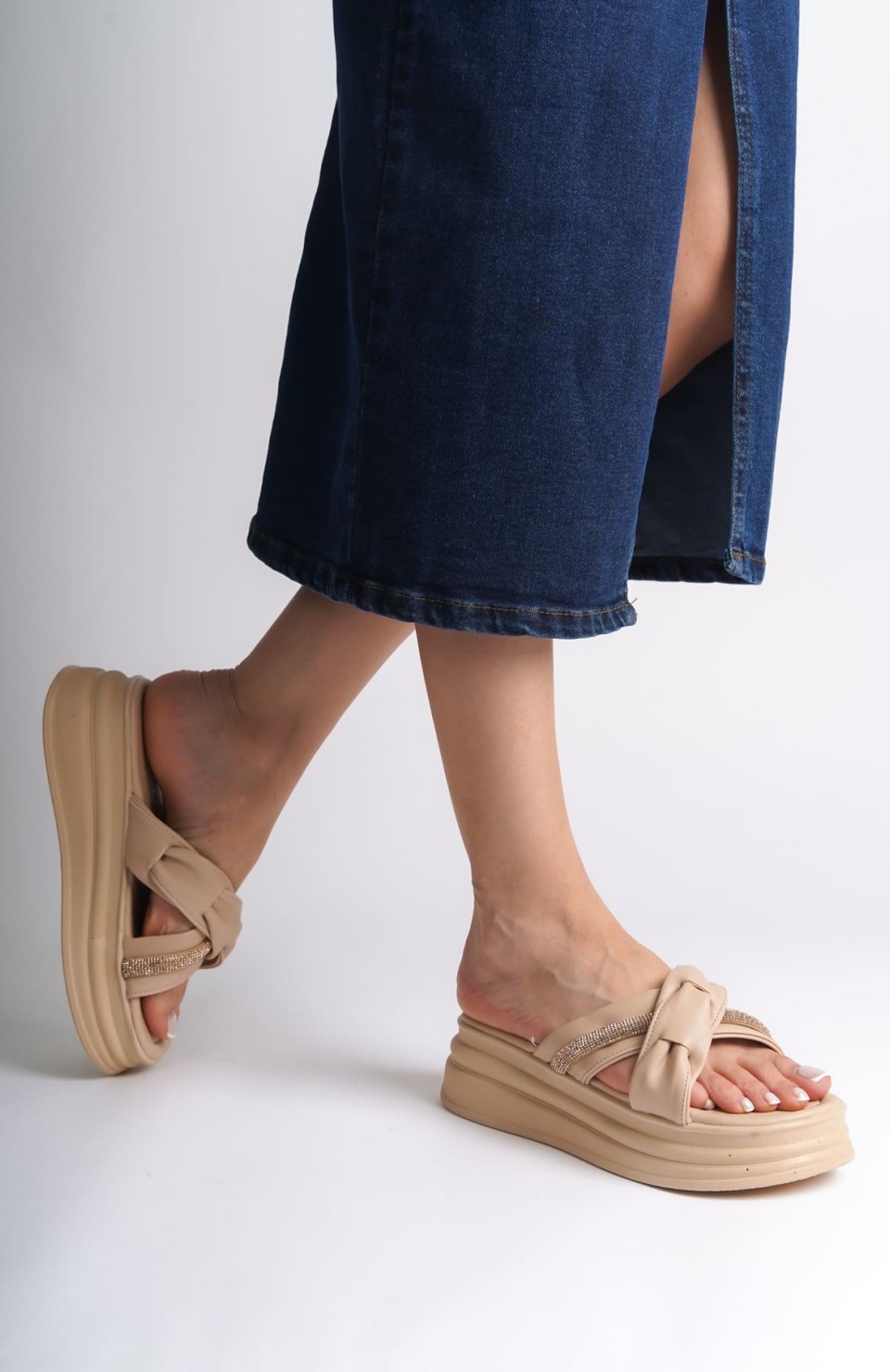 CLARA Düz Topuklu Kurdele Desenli Taşlı Kalın ve Ortopedik Taban Kadın Terlik  CTT - Ten