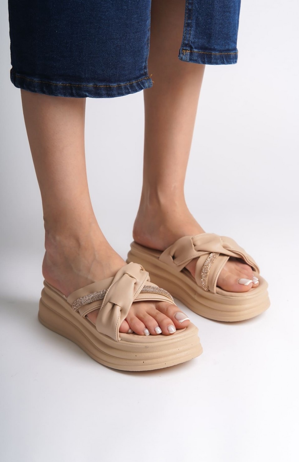 CLARA Düz Topuklu Kurdele Desenli Taşlı Kalın ve Ortopedik Taban Kadın Terlik  CTT - Ten