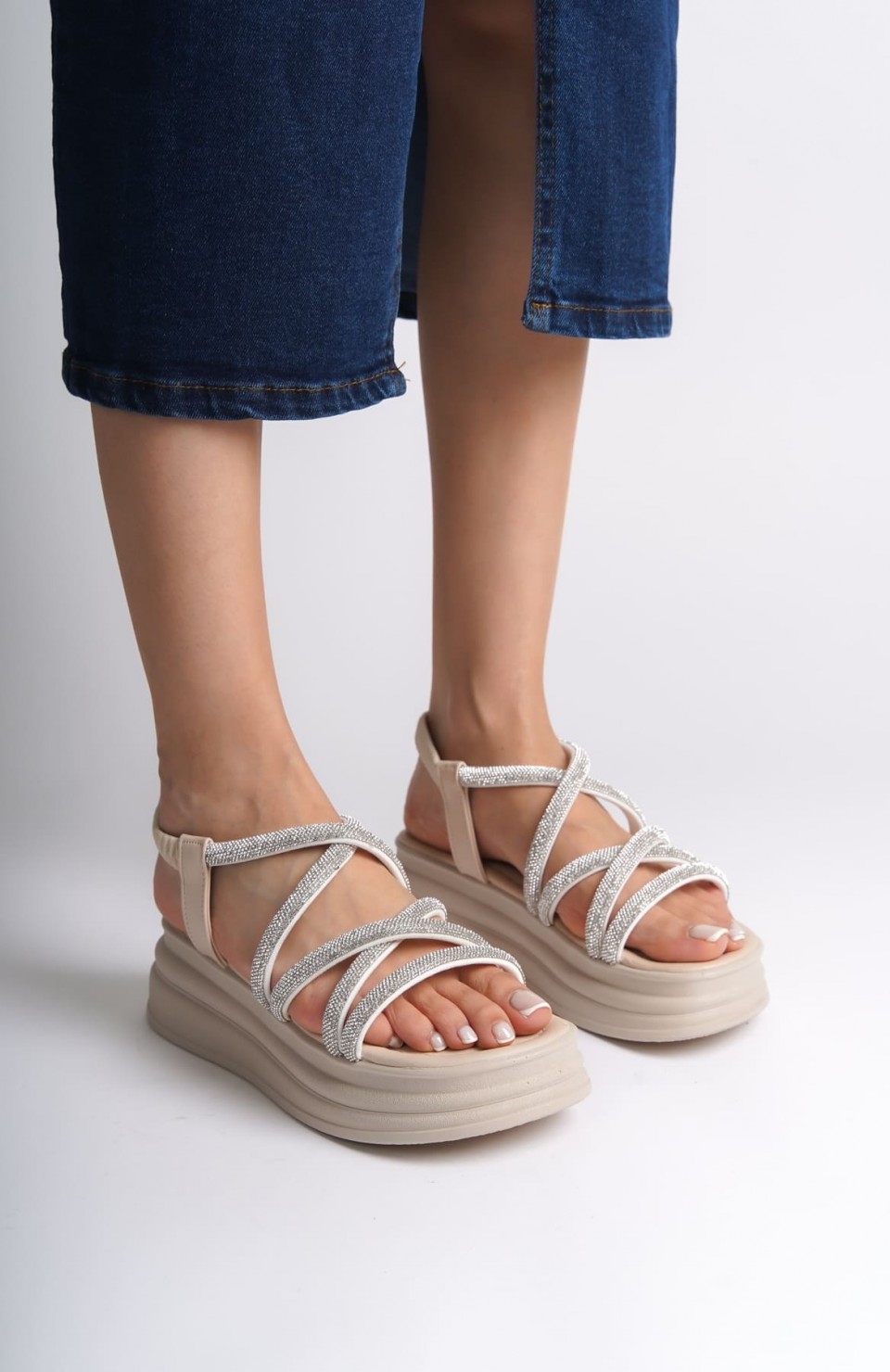 ELENA Lastikli Taşlı Şeritli Ortopedik Taban Kadın Sandalet  CKT - Krem