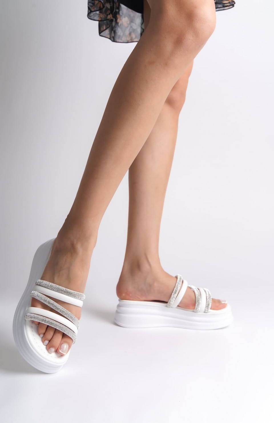 ELISE Düz Topuklu Şeritli Taşlı Kalın ve Ortopedik Taban Kadın Terlik  CBT - Beyaz