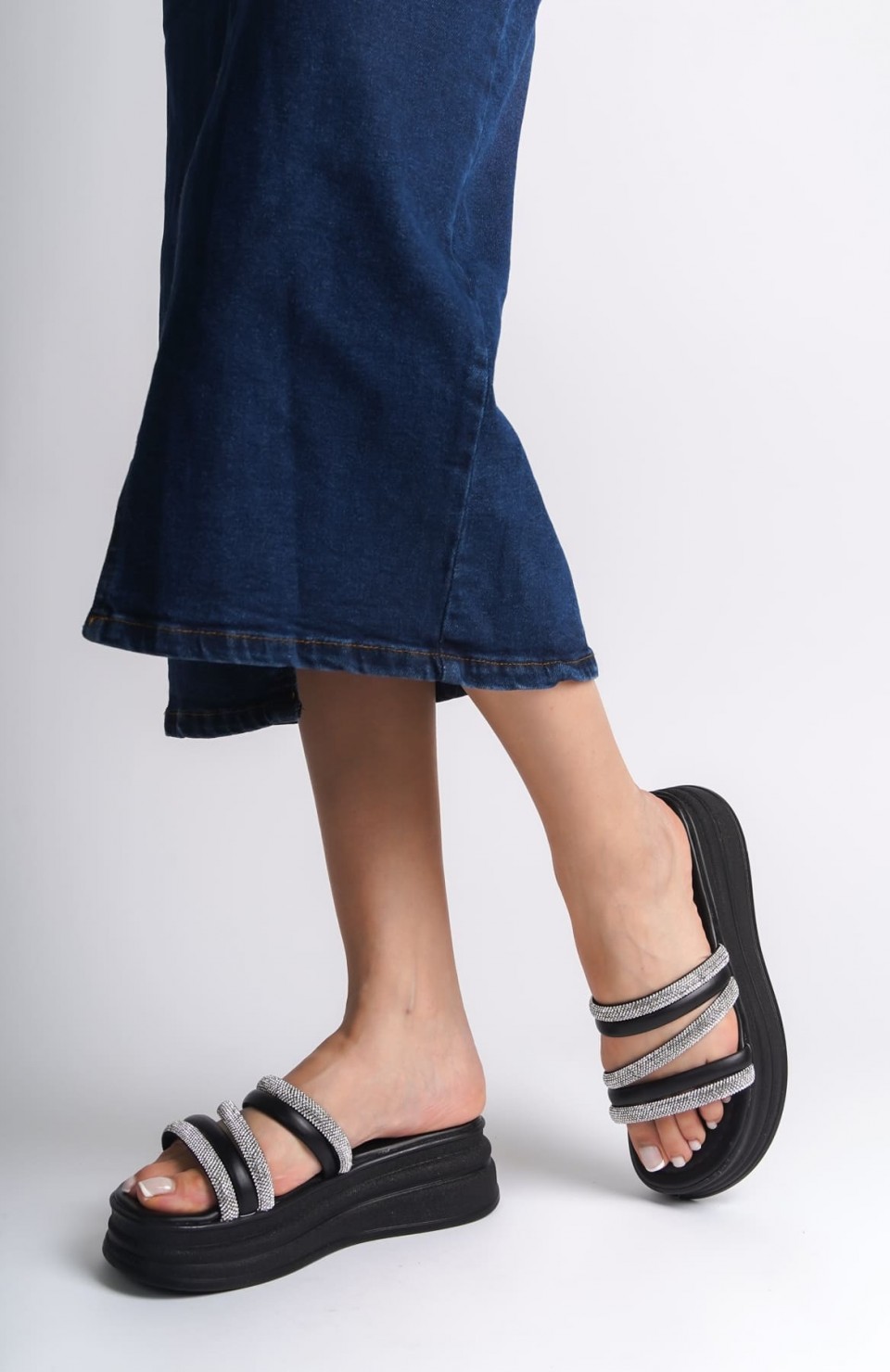 ELISE Düz Topuklu Şeritli Taşlı Kalın ve Ortopedik Taban Kadın Terlik CST - Siyah