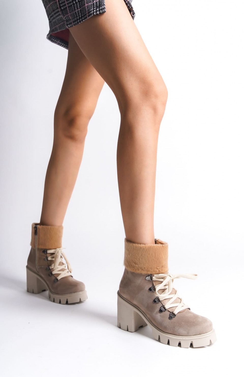EMMA Bağcıklı Fermuarlı Ortopedik Taban Topuklu Kürk Detaylı Süet Kadın Bot STT - Ten