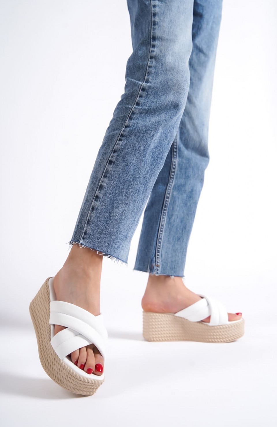 JOYMIX Dolgu Topuklu Ortopedik Taban Hasır Görünümlü Kadın Terlik CKT - Beyaz