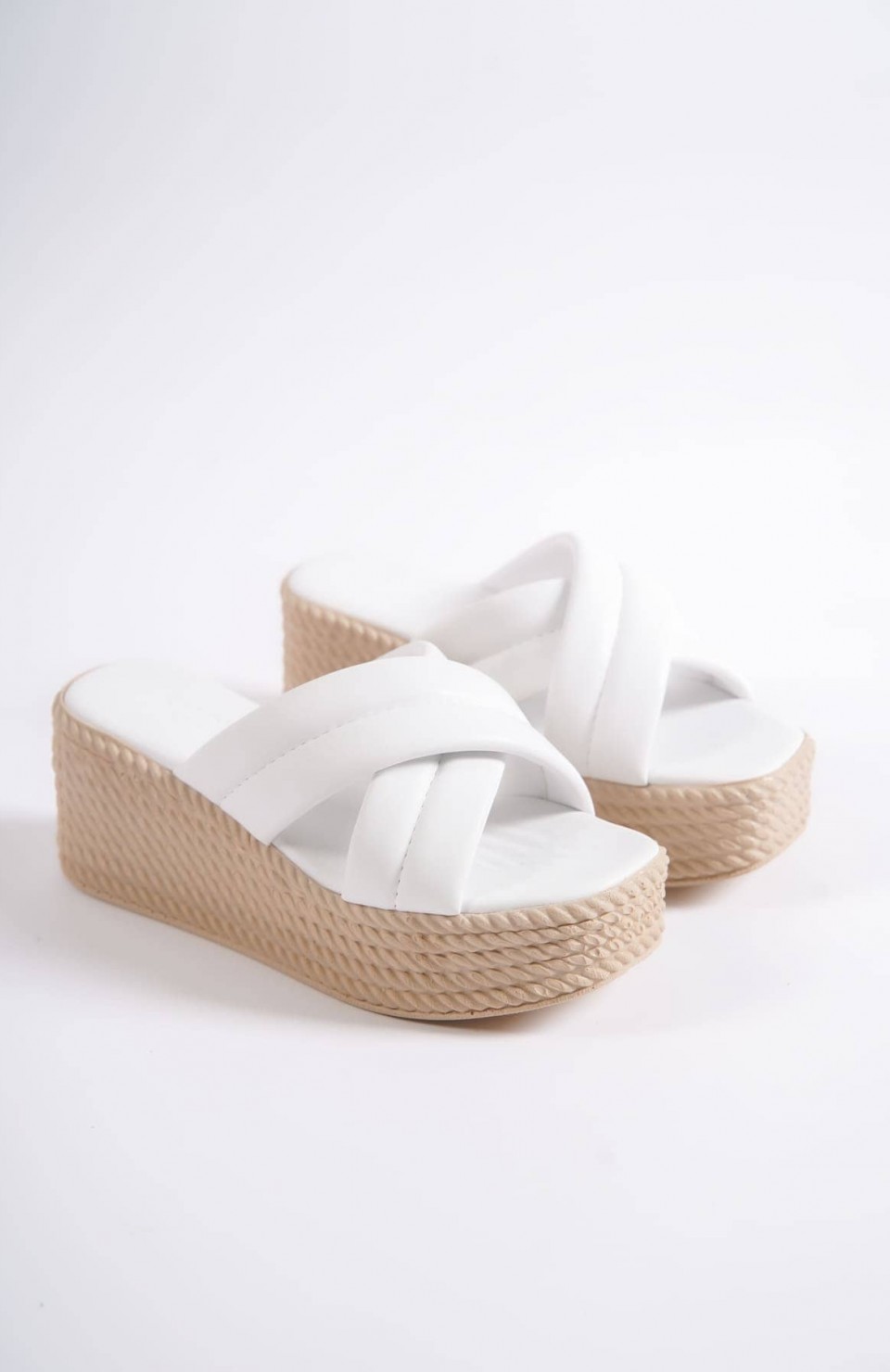 JOYMIX Dolgu Topuklu Ortopedik Taban Hasır Görünümlü Kadın Terlik CKT - Beyaz