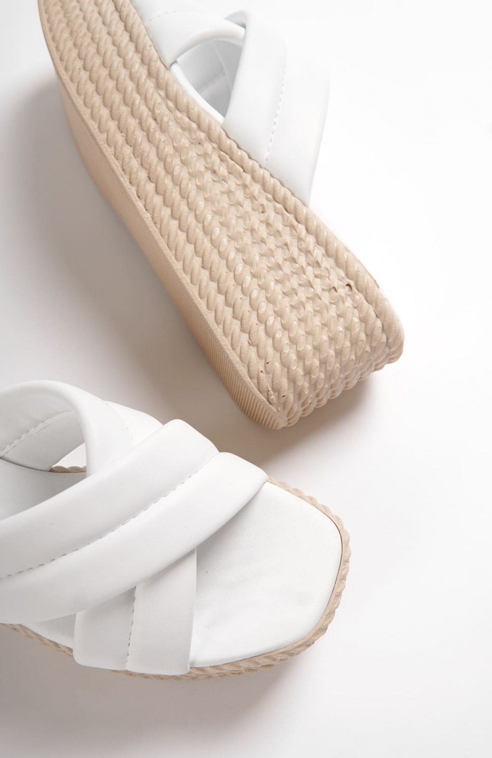 JOYMIX Dolgu Topuklu Ortopedik Taban Hasır Görünümlü Kadın Terlik CKT - Beyaz