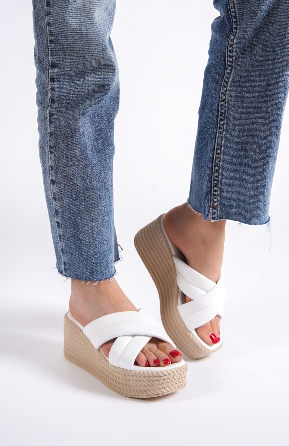 JOYMIX Dolgu Topuklu Ortopedik Taban Hasır Görünümlü Kadın Terlik CKT - Beyaz