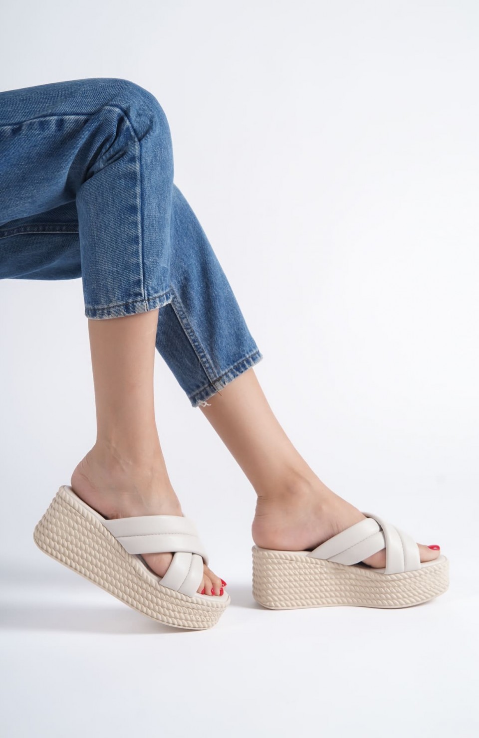 JOYMIX Dolgu Topuklu Ortopedik Taban Hasır Görünümlü Kadın Terlik CKT - Krem