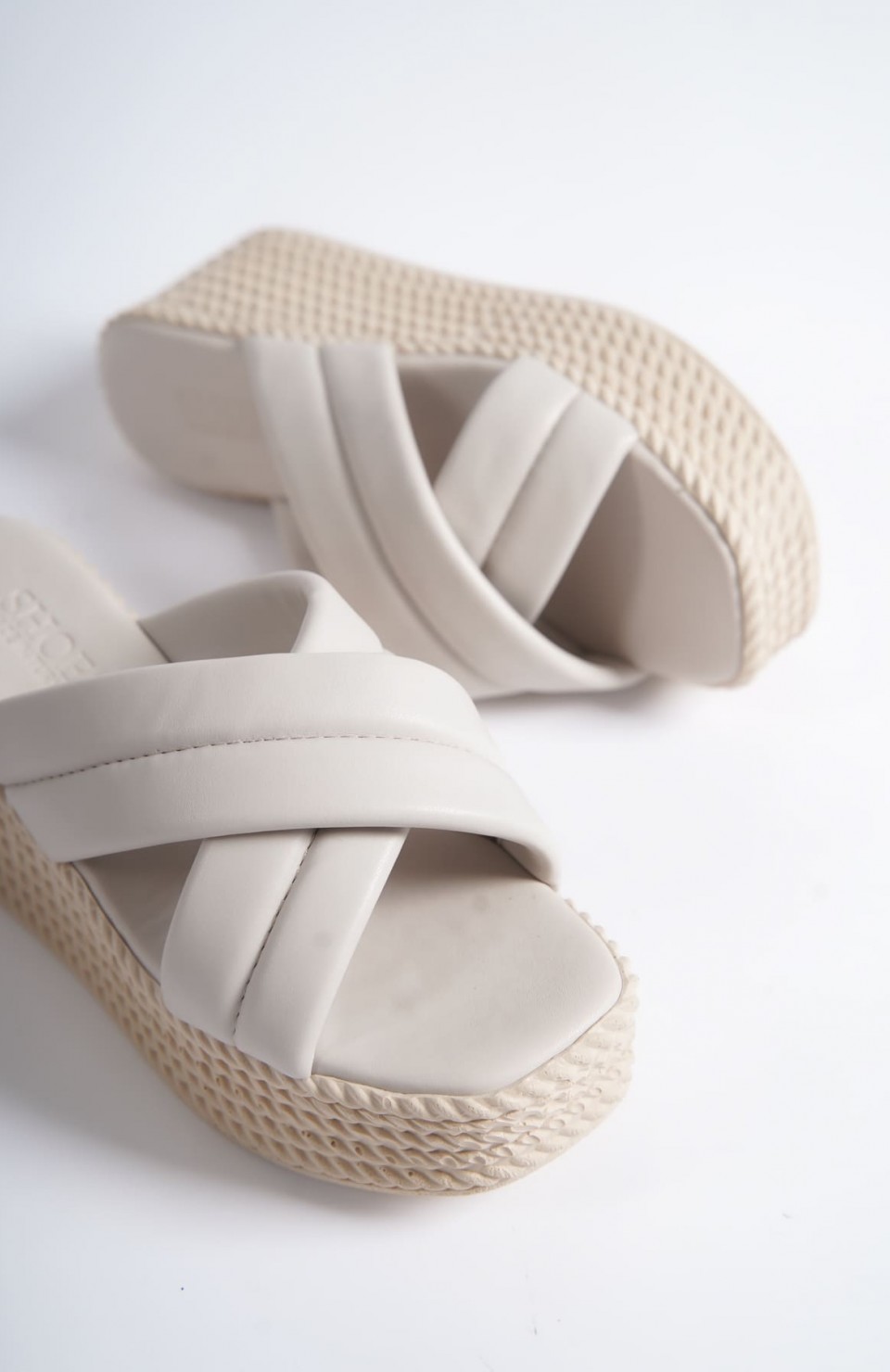 JOYMIX Dolgu Topuklu Ortopedik Taban Hasır Görünümlü Kadın Terlik CKT - Krem