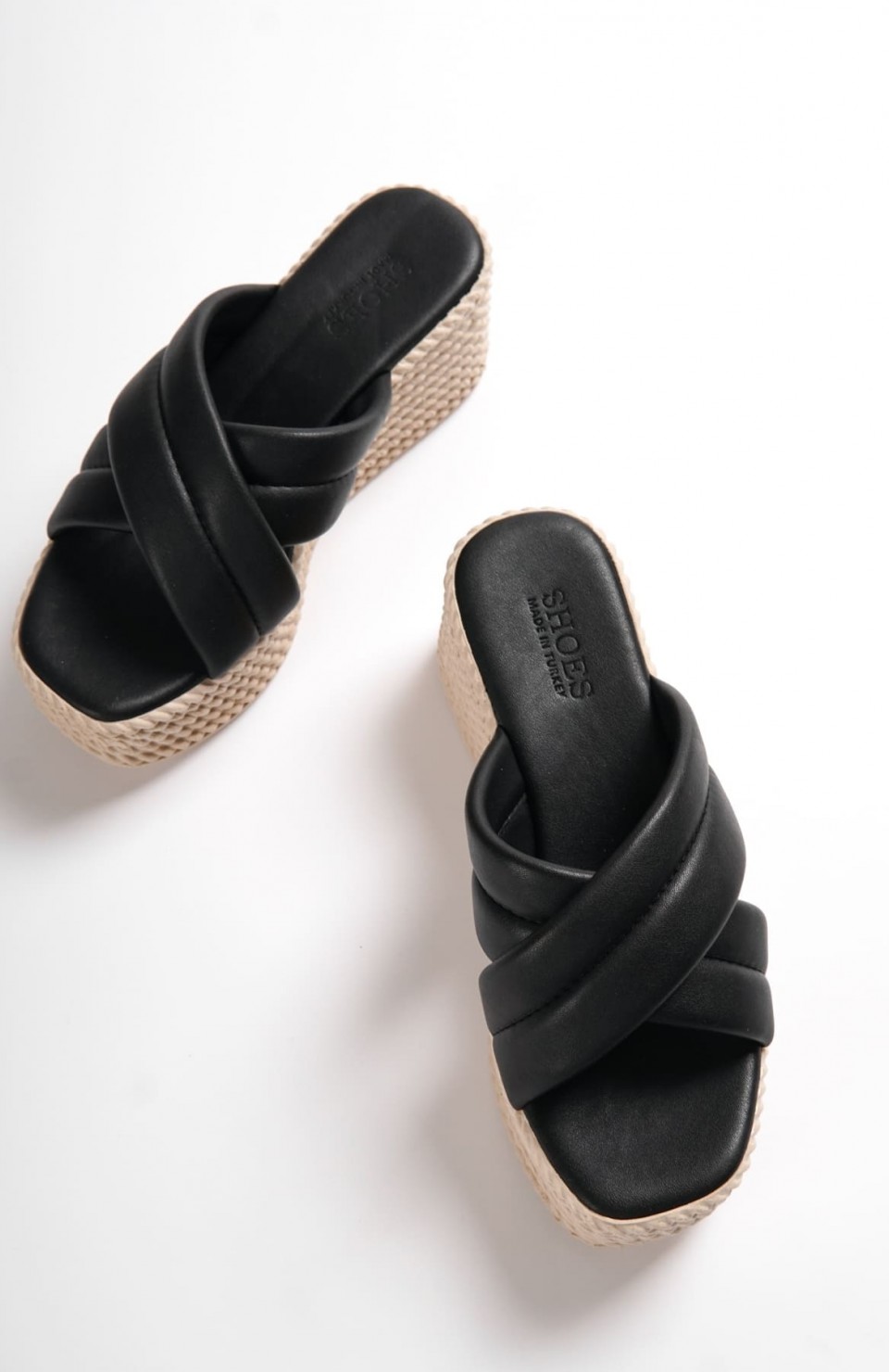 JOYMIX Dolgu Topuklu Ortopedik Taban Hasır Görünümlü Kadın Terlik CKT - Siyah