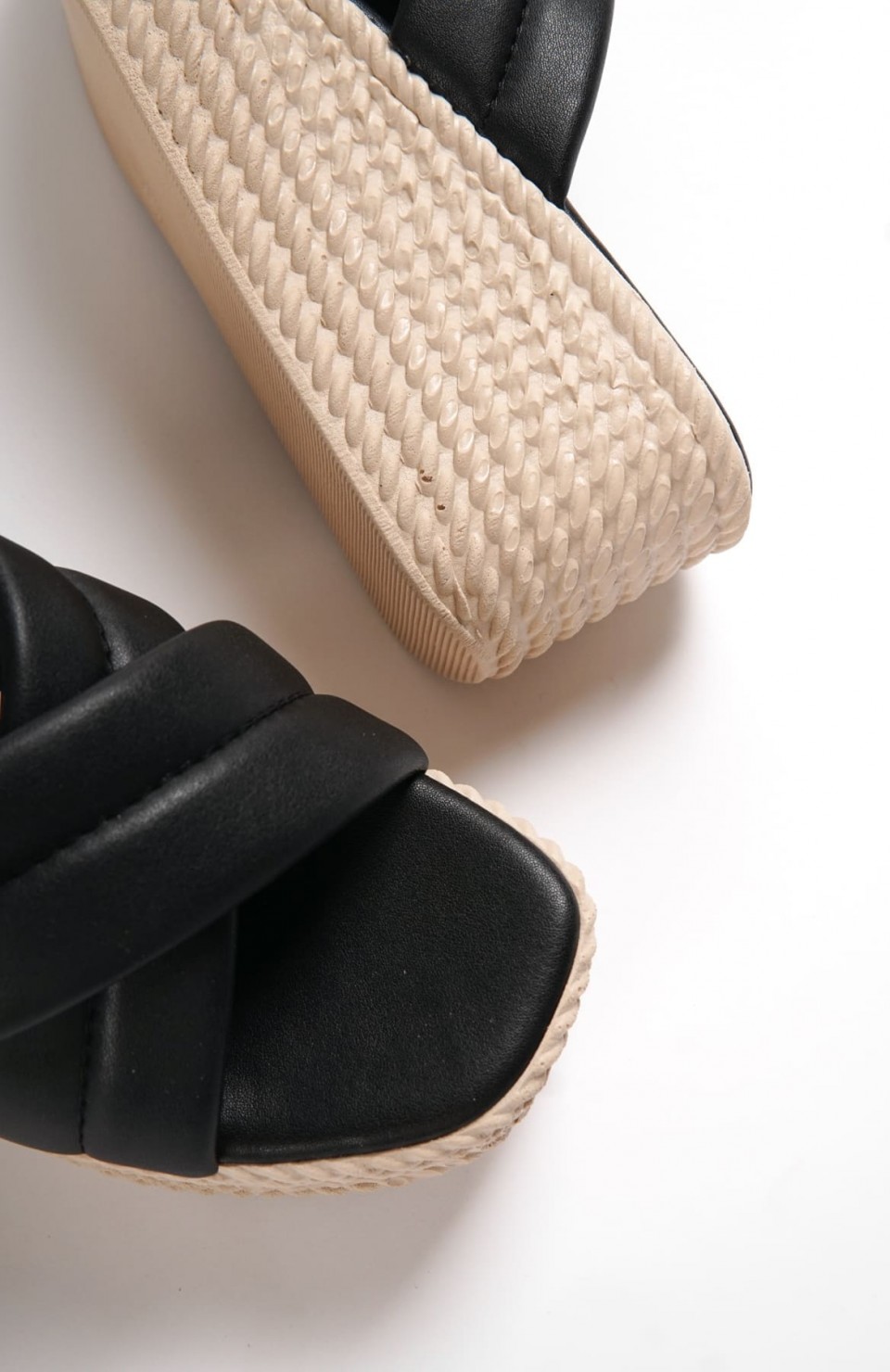 JOYMIX Dolgu Topuklu Ortopedik Taban Hasır Görünümlü Kadın Terlik CKT - Siyah