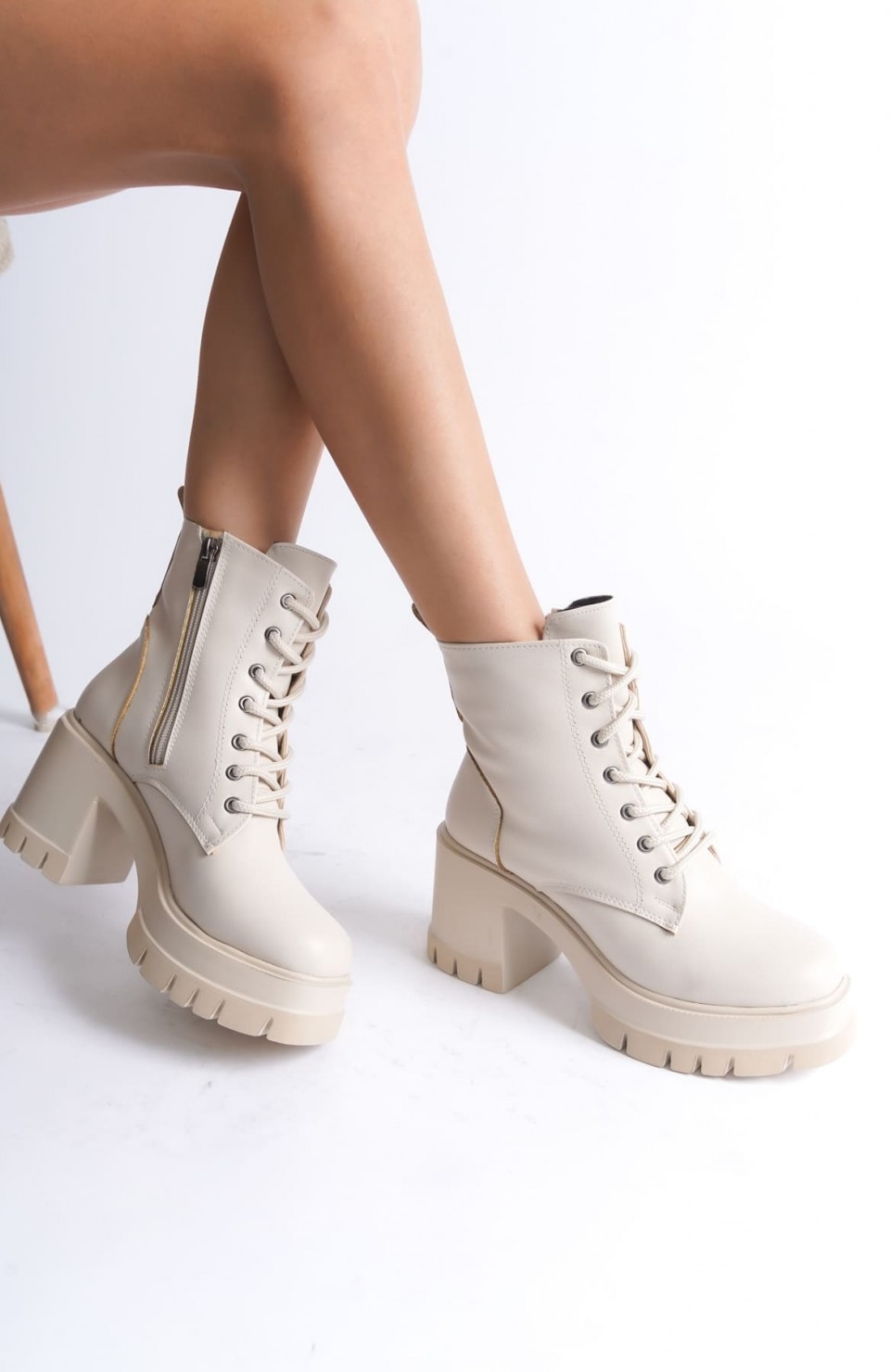 LAUREN Bağcıklı Fermuarlı Ortopedik Taban Topuklu Kadın Bot  CKT - Krem