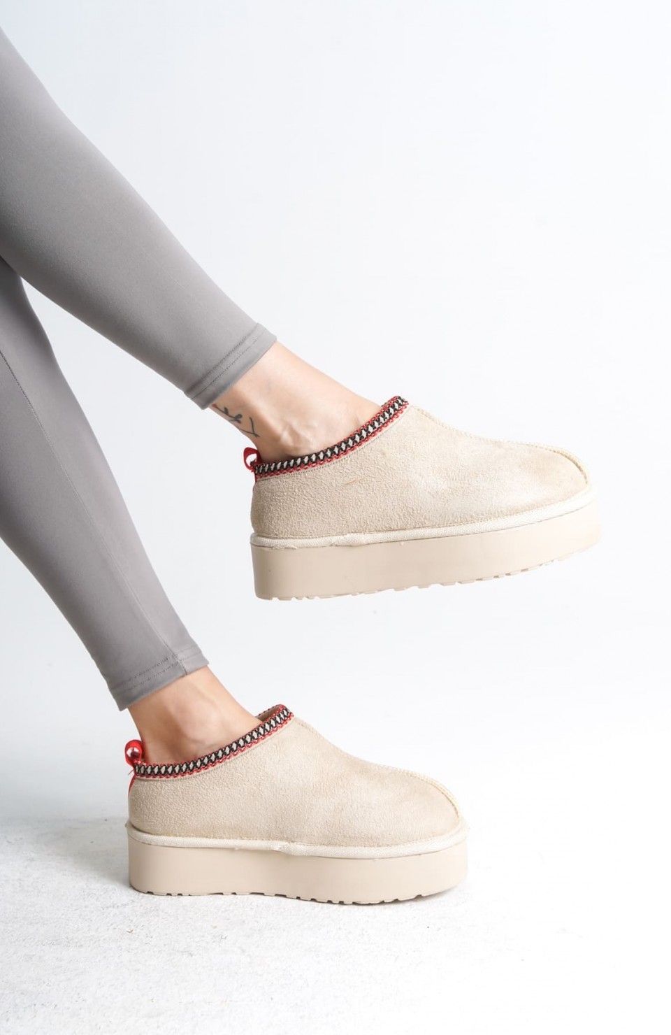 LEILA Bağcıksız Düz ve Kalın Taban İçi Kürklü Kısa Süet Kadın Bot  CKT - Krem