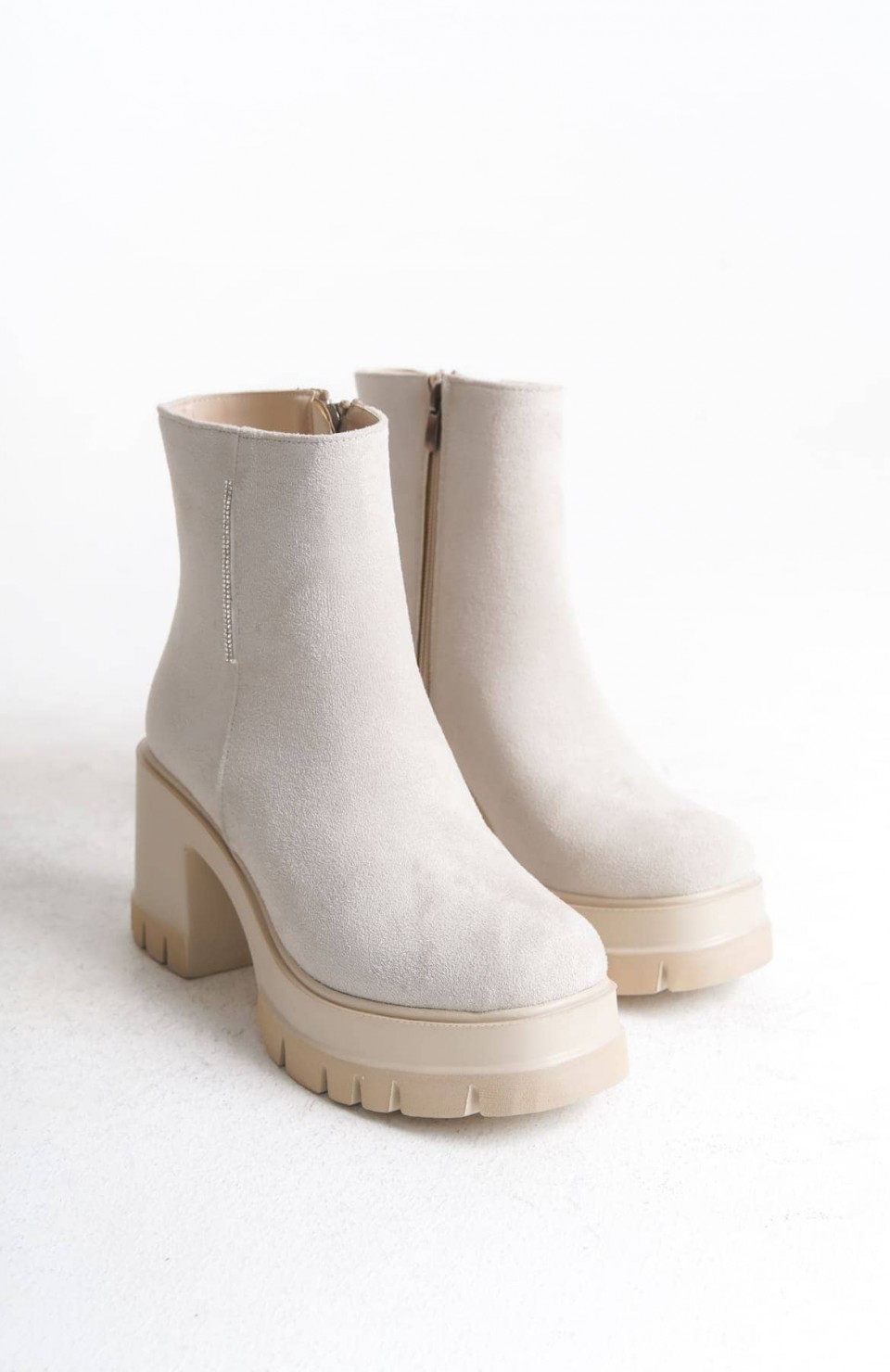 LISSE Fermuarlı Ortopedik Taban Kalın Topuklu Süet Kadın Bot  SKT-  Krem