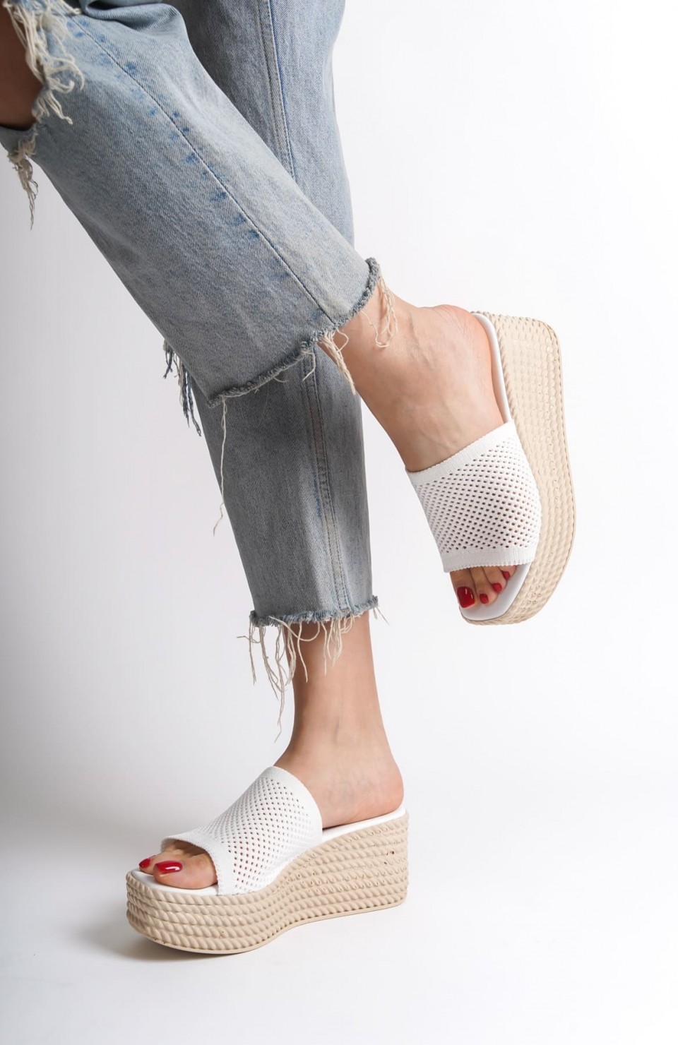 MARLA Dolgu Topuklu Ortopedik Taban Hasır Görünümlü Triko Kadın Terlik  TKT - Beyaz