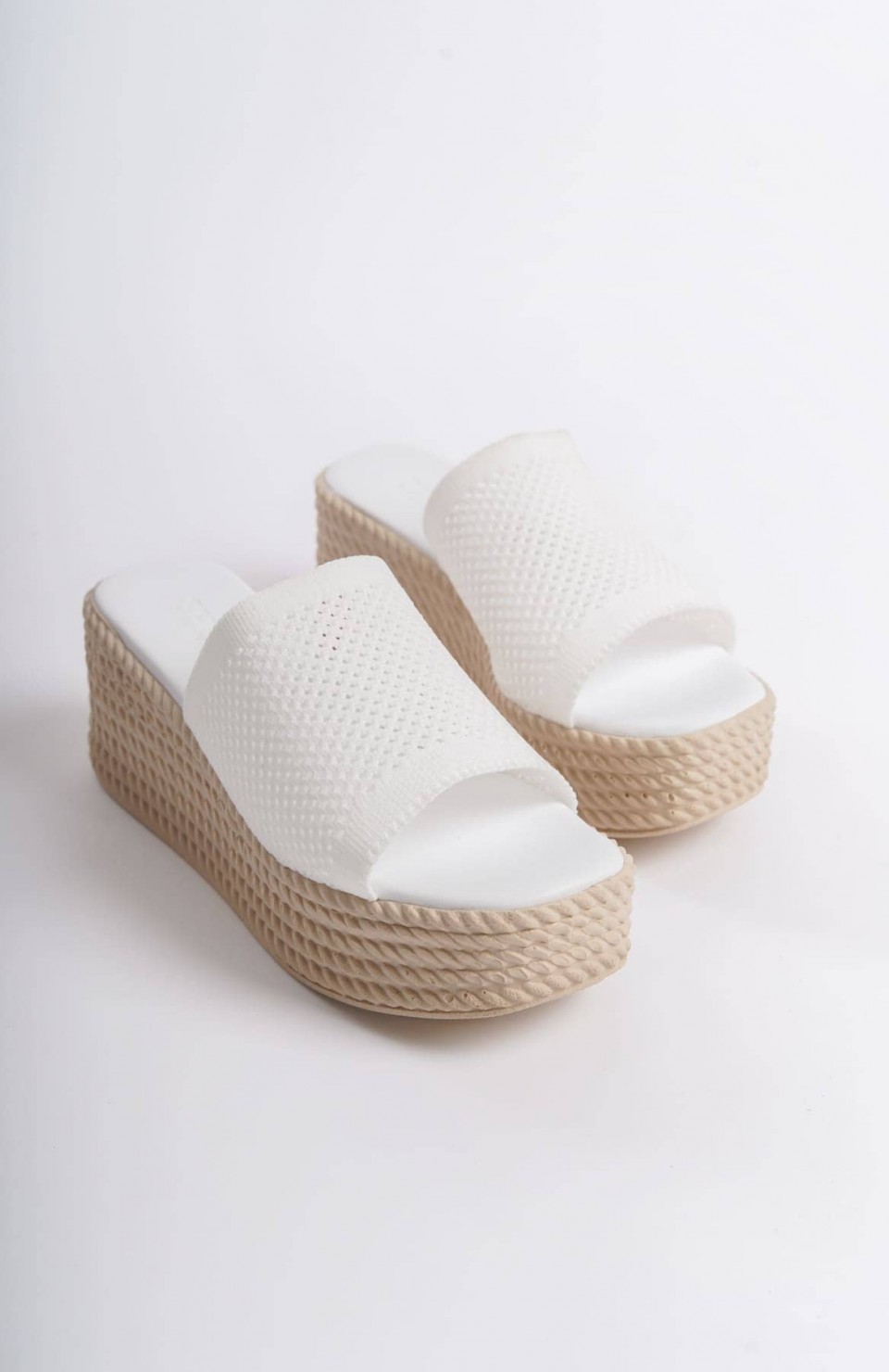 MARLA Dolgu Topuklu Ortopedik Taban Hasır Görünümlü Triko Kadın Terlik  TKT - Beyaz