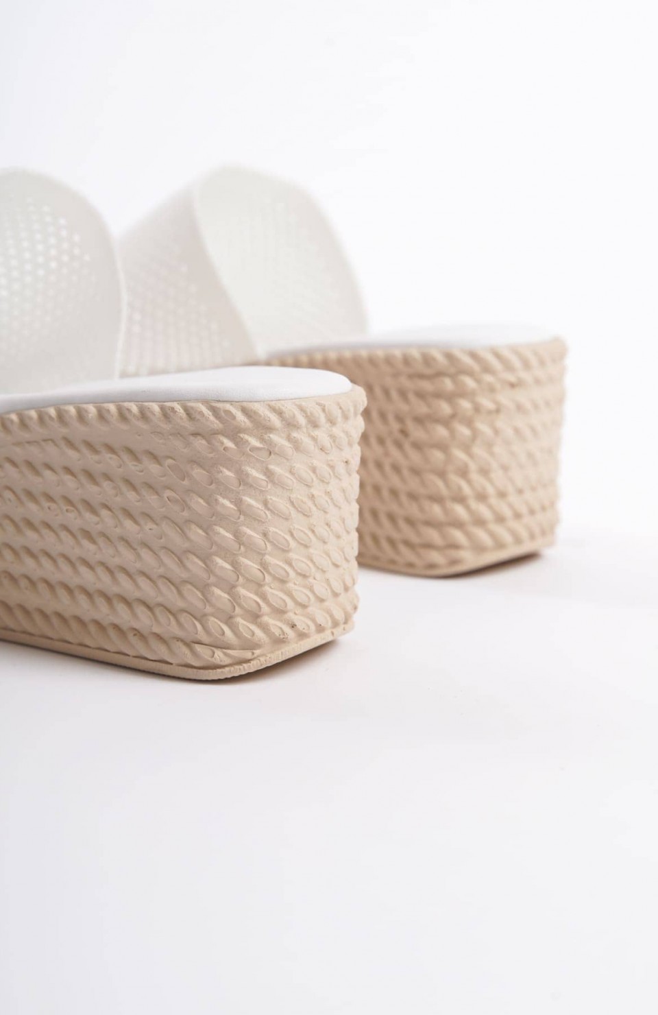 MARLA Dolgu Topuklu Ortopedik Taban Hasır Görünümlü Triko Kadın Terlik  TKT - Beyaz