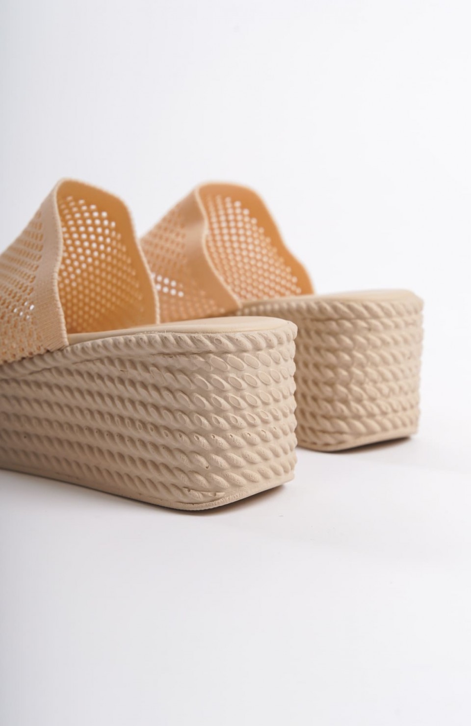 MARLA Dolgu Topuklu Ortopedik Taban Hasır Görünümlü Triko Kadın Terlik  TKT - Ten