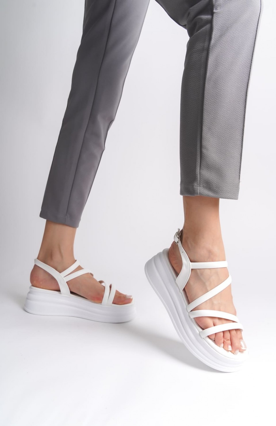 NATALIE İnce Tokalı Şerit Detaylı Ortopedik Taban Kadın Sandalet CBT - Beyaz