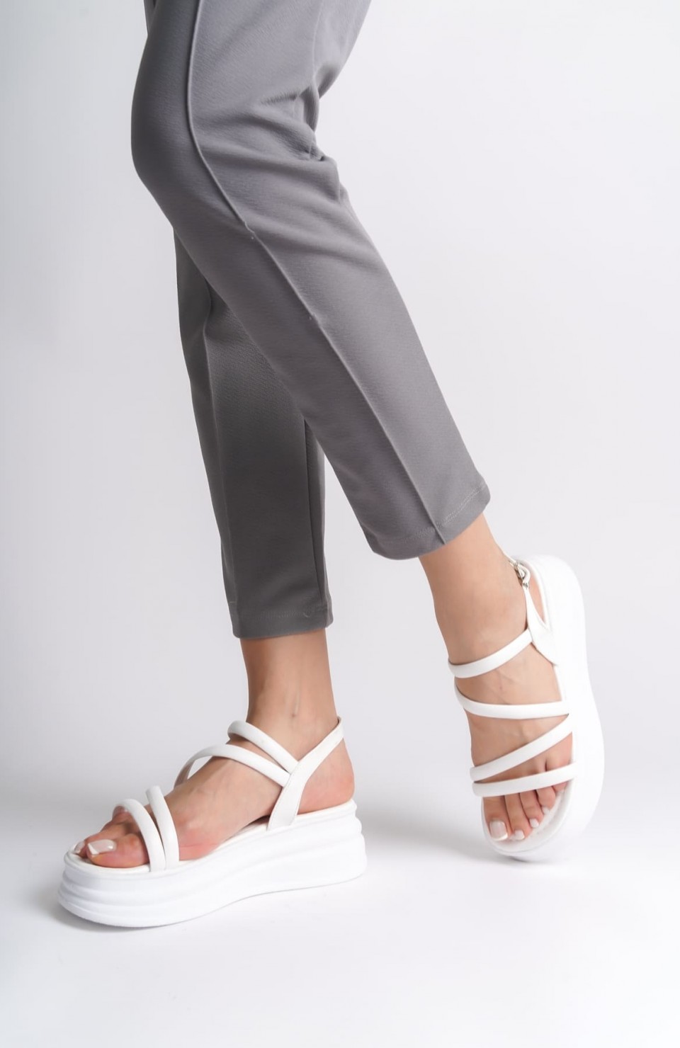 NATALIE İnce Tokalı Şerit Detaylı Ortopedik Taban Kadın Sandalet CBT - Beyaz