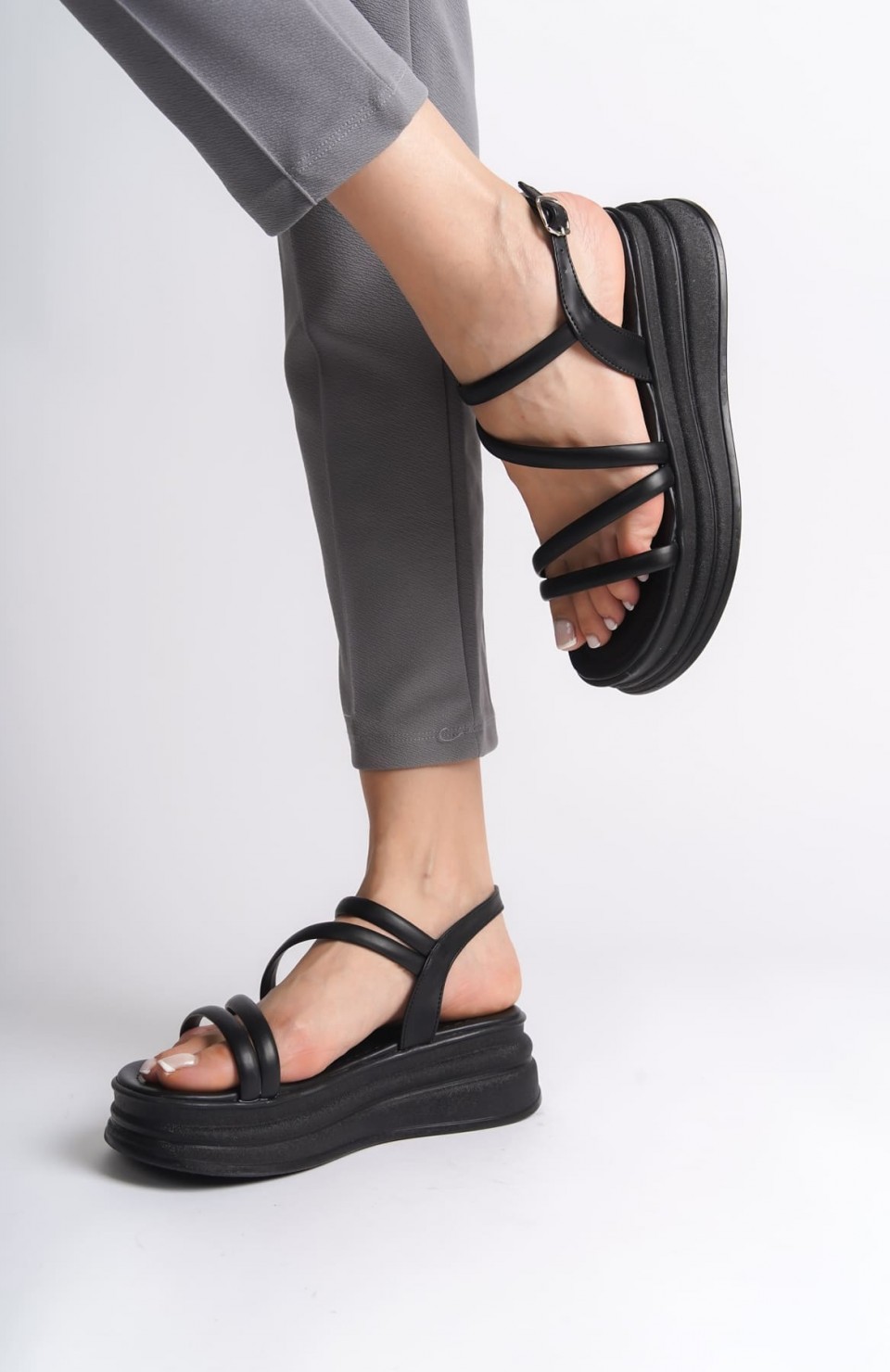 NATALIE İnce Tokalı Şerit Detaylı Ortopedik Taban Kadın Sandalet  CST - Siyah