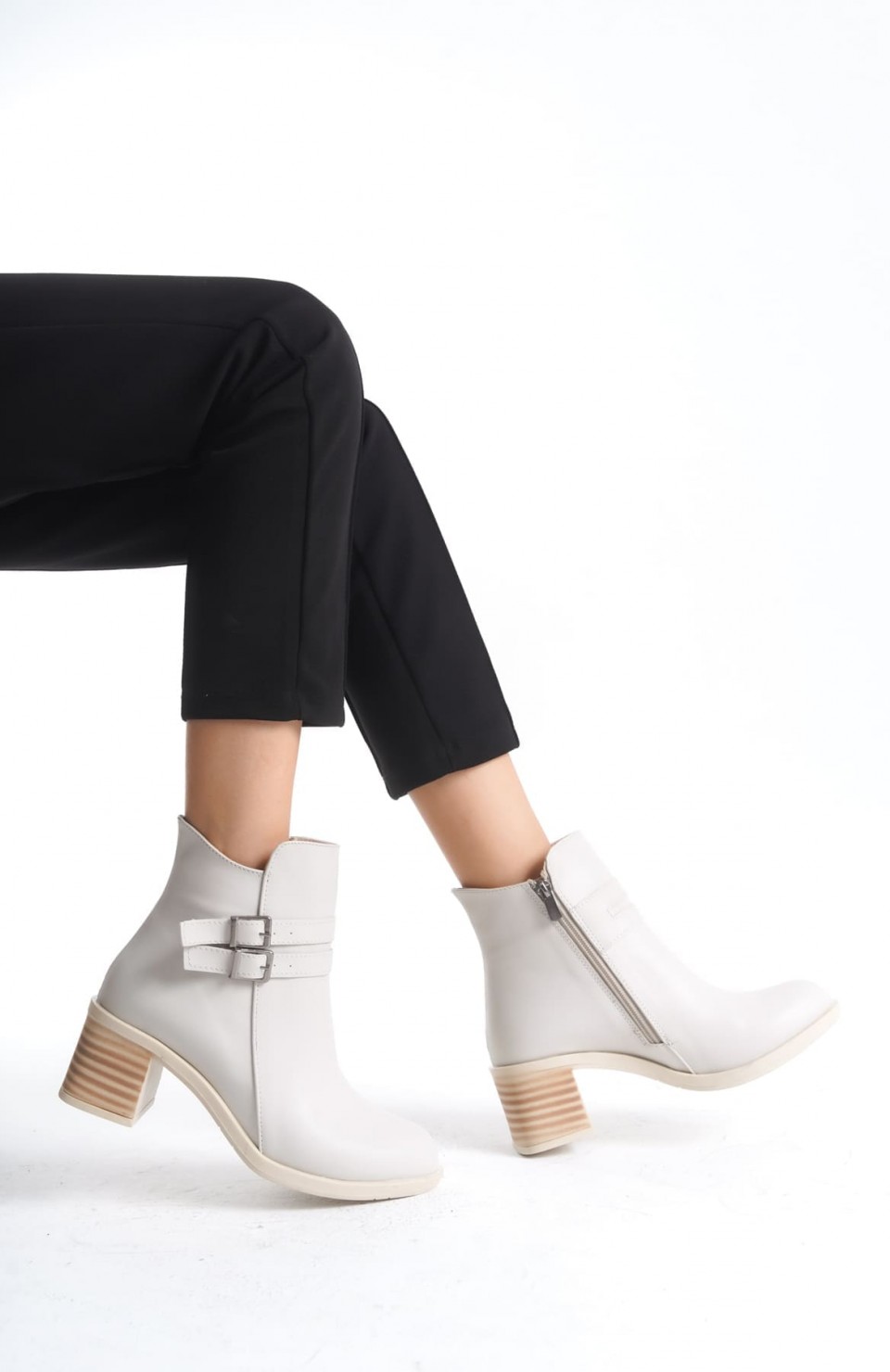 NOEMI Tokalı Fermuarlı Ortopedik Taban Topuklu Kadın Bot  CKT - Krem