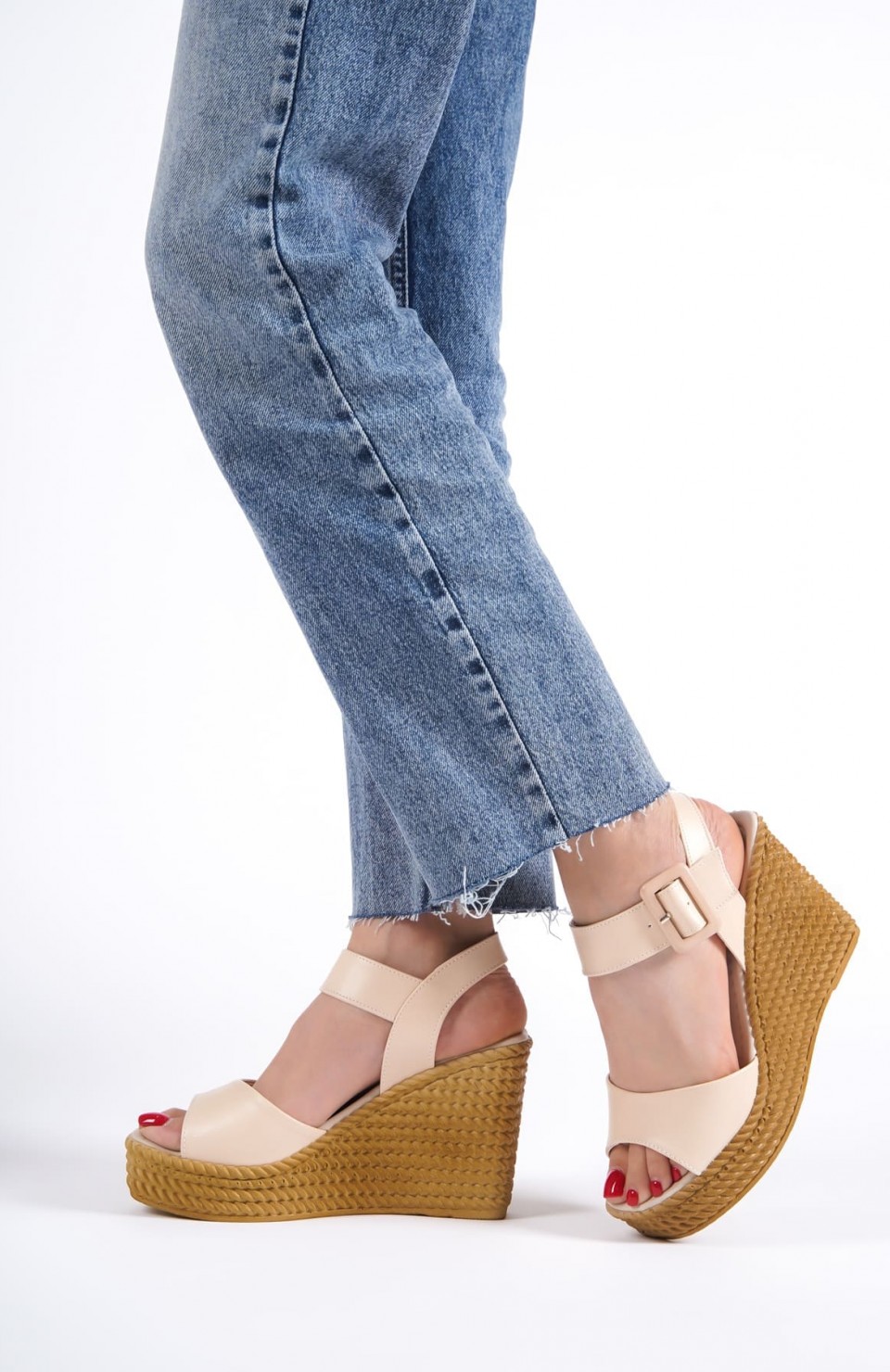 PERLA Tokalı Lastikli Dolgu Topuklu Ortopedik Taban Hasır Görünümlü Kadın Sandalet CKT - Ten