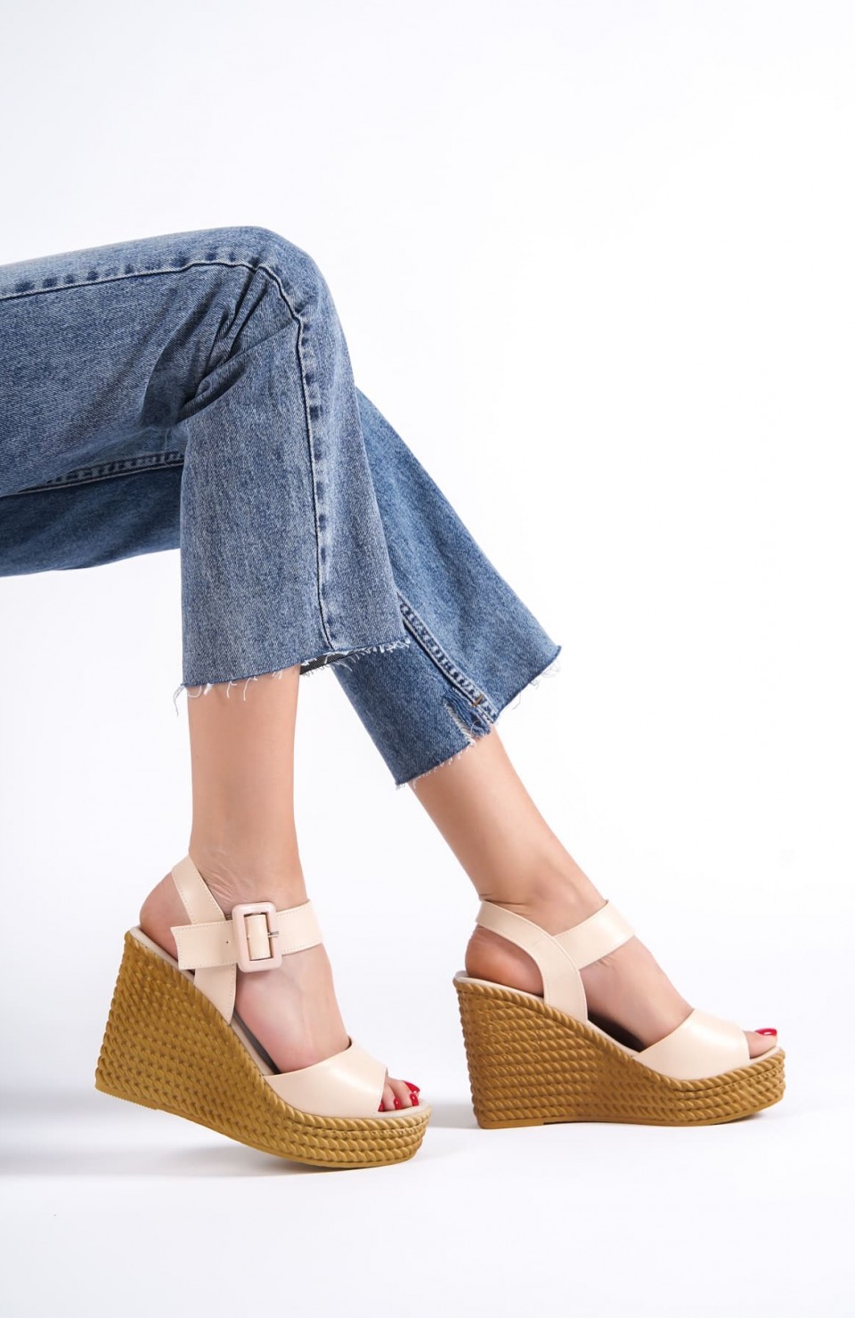 PERLA Tokalı Lastikli Dolgu Topuklu Ortopedik Taban Hasır Görünümlü Kadın Sandalet CKT - Ten