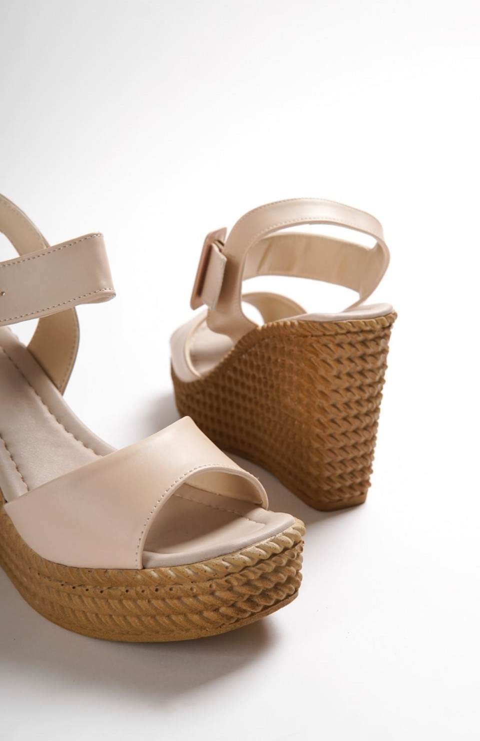 PERLA Tokalı Lastikli Dolgu Topuklu Ortopedik Taban Hasır Görünümlü Kadın Sandalet CKT - Ten