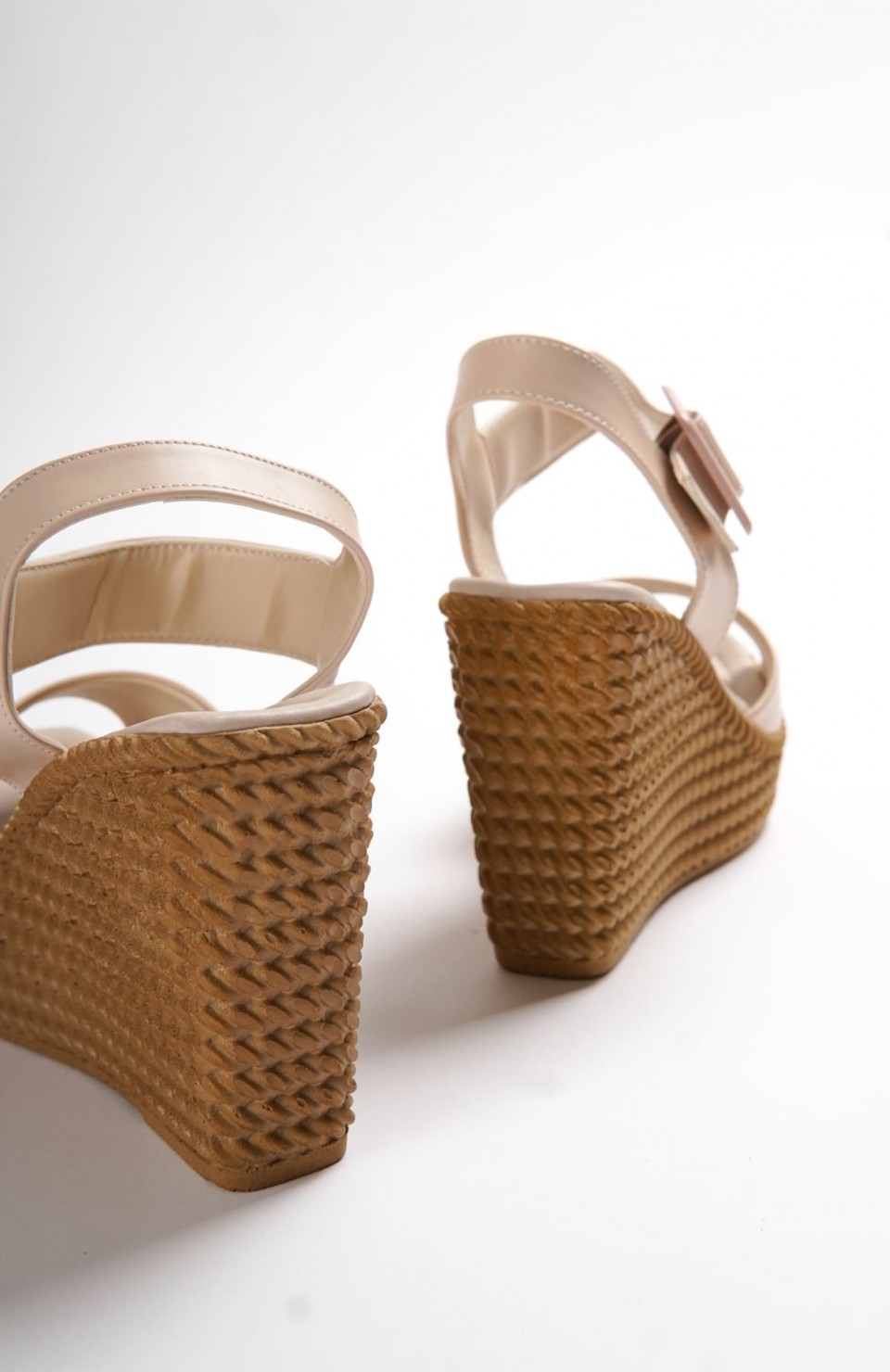 PERLA Tokalı Lastikli Dolgu Topuklu Ortopedik Taban Hasır Görünümlü Kadın Sandalet CKT - Ten