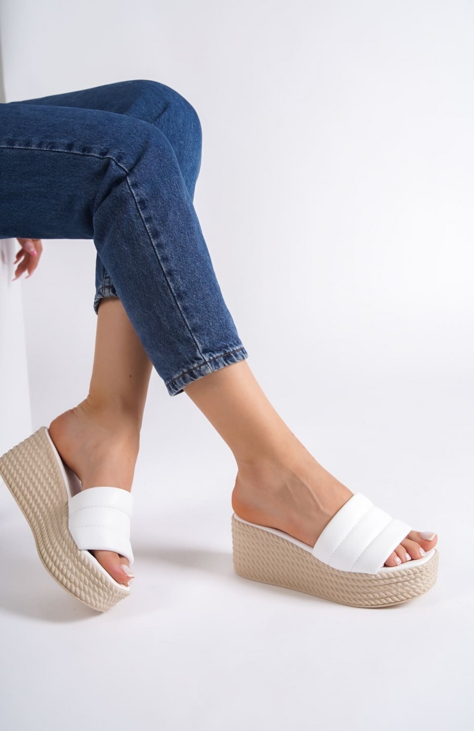 REINA Dolgu Topuklu Ortopedik Taban Hasır Görünümlü Kadın Terlik CKT - Beyaz