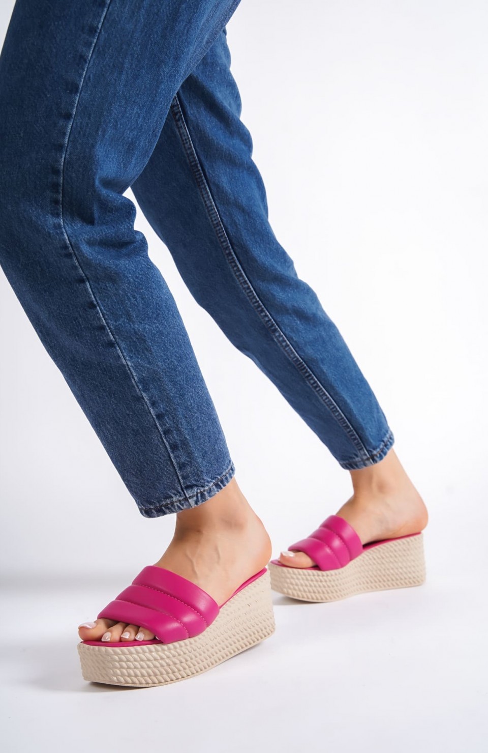 REINA Dolgu Topuklu Ortopedik Taban Hasır Görünümlü Kadın Terlik CKT - Fuşya