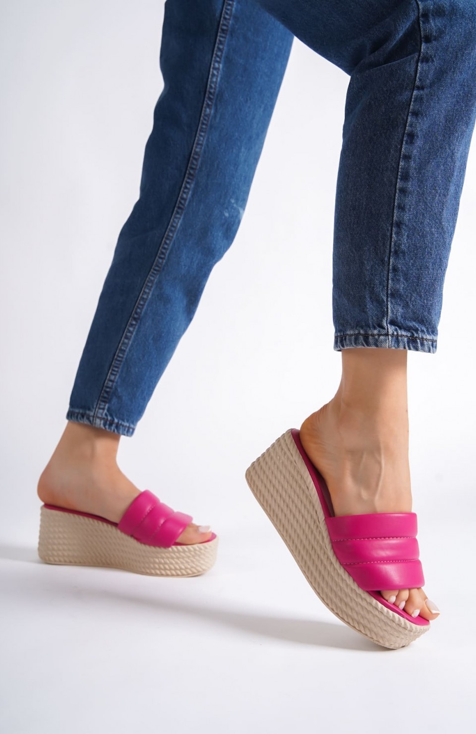 REINA Dolgu Topuklu Ortopedik Taban Hasır Görünümlü Kadın Terlik CKT - Fuşya