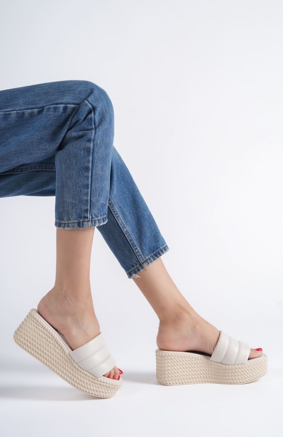 REINA Dolgu Topuklu Ortopedik Taban Hasır Görünümlü Kadın Terlik CKT - Krem