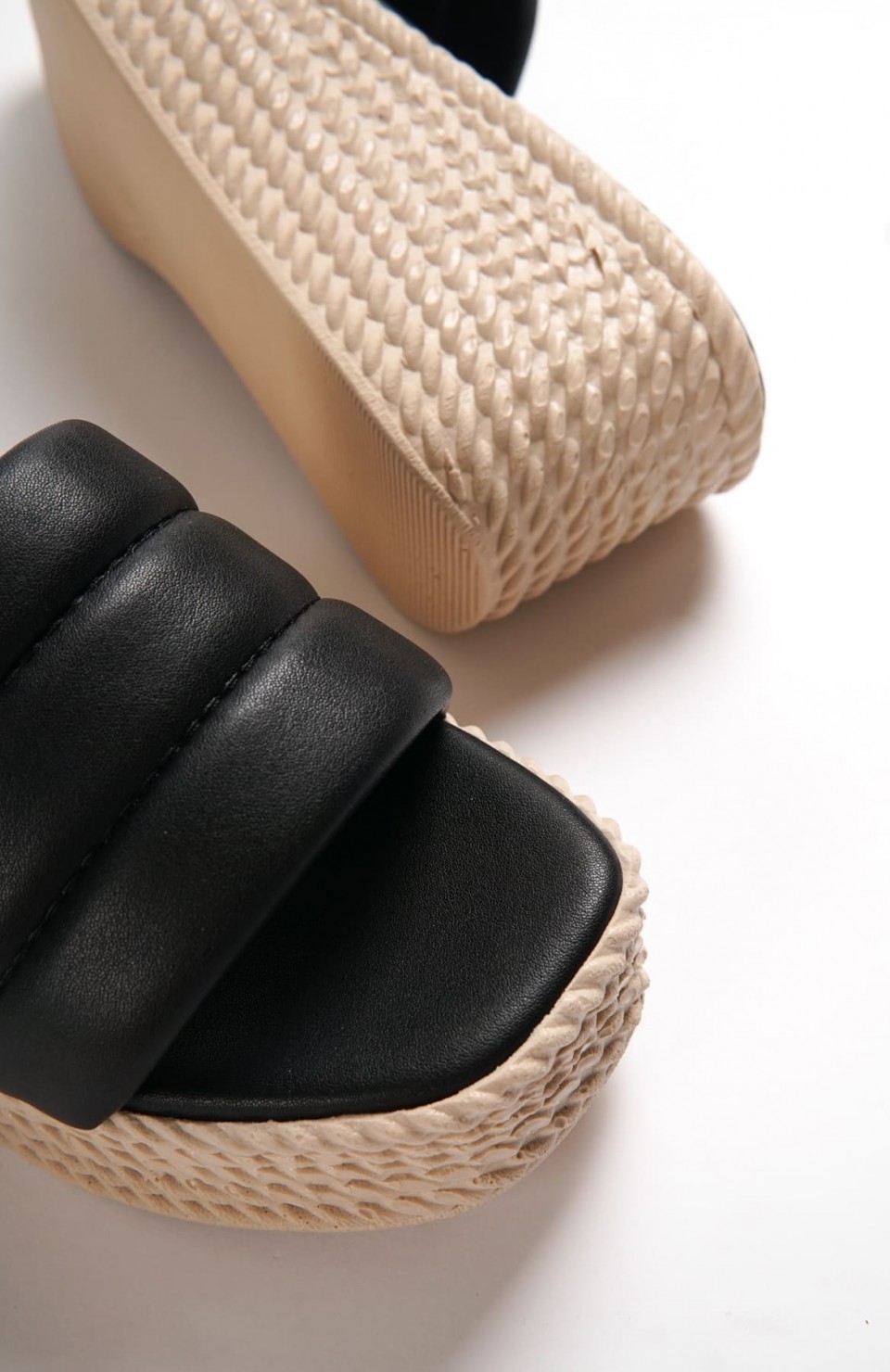 REINA Dolgu Topuklu Ortopedik Taban Hasır Görünümlü Kadın Terlik CKT - Siyah